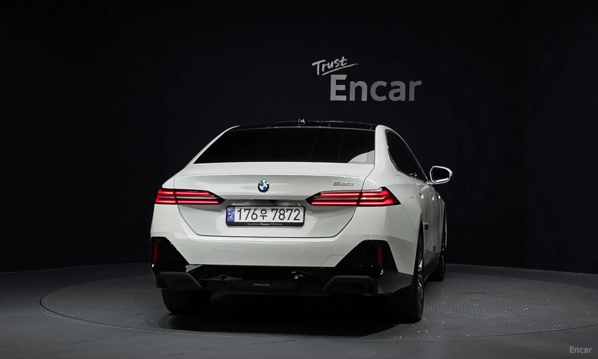 BMW 5 Series (G60) превью 4