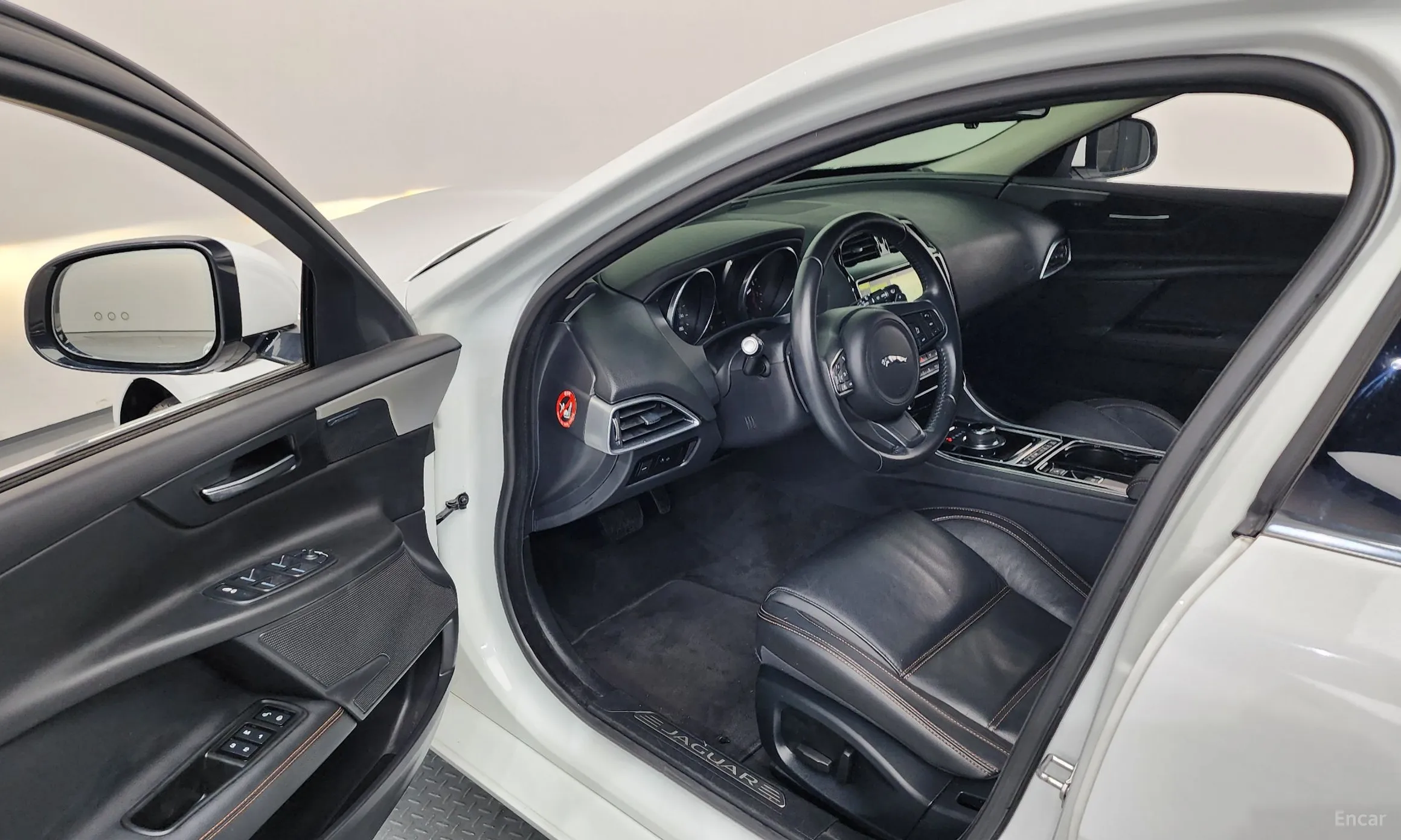 Jaguar XE превью 10