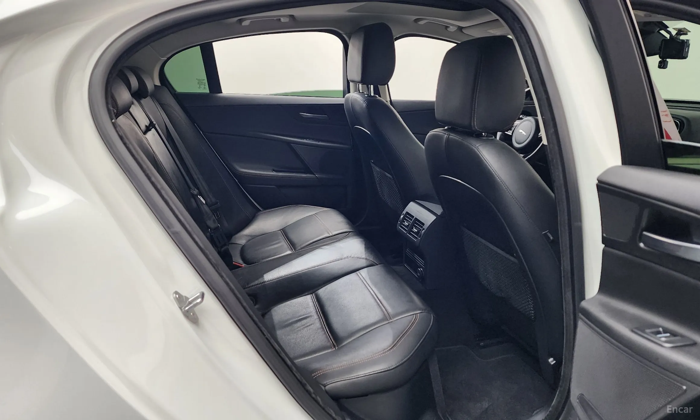 Jaguar XE превью 11