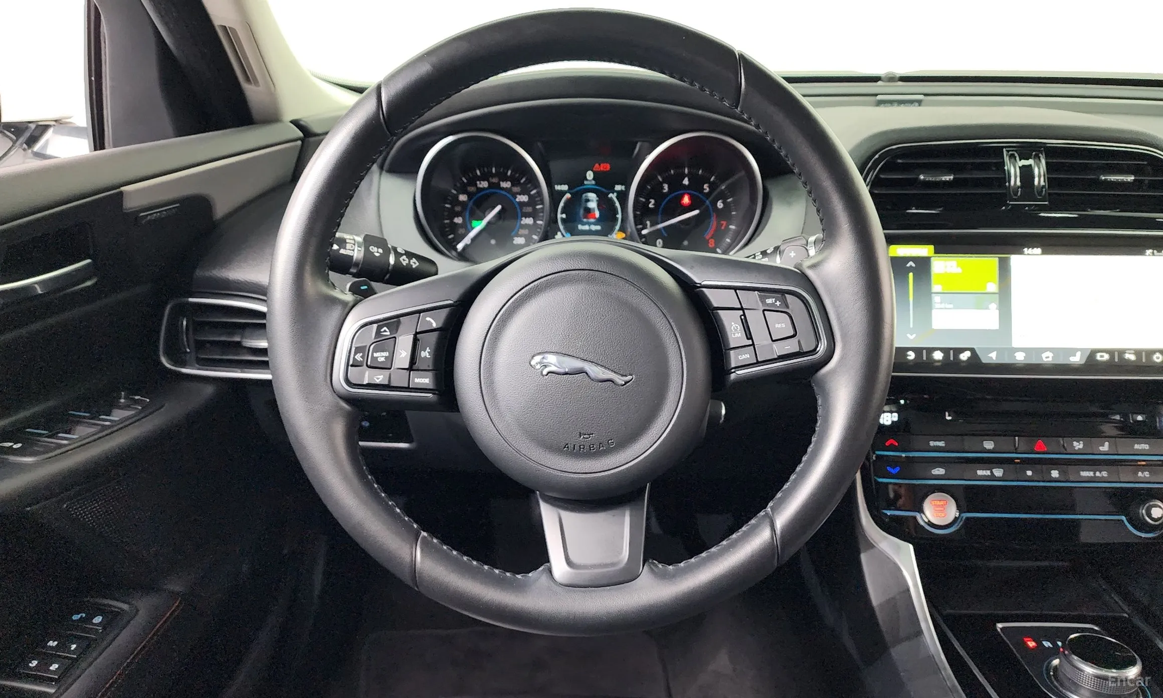 Jaguar XE превью 14