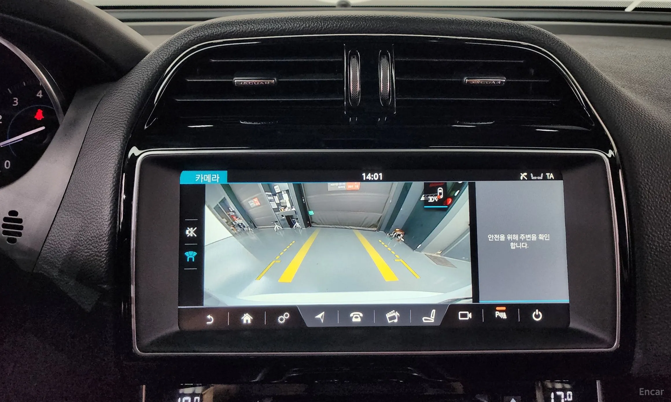 Jaguar XE превью 16