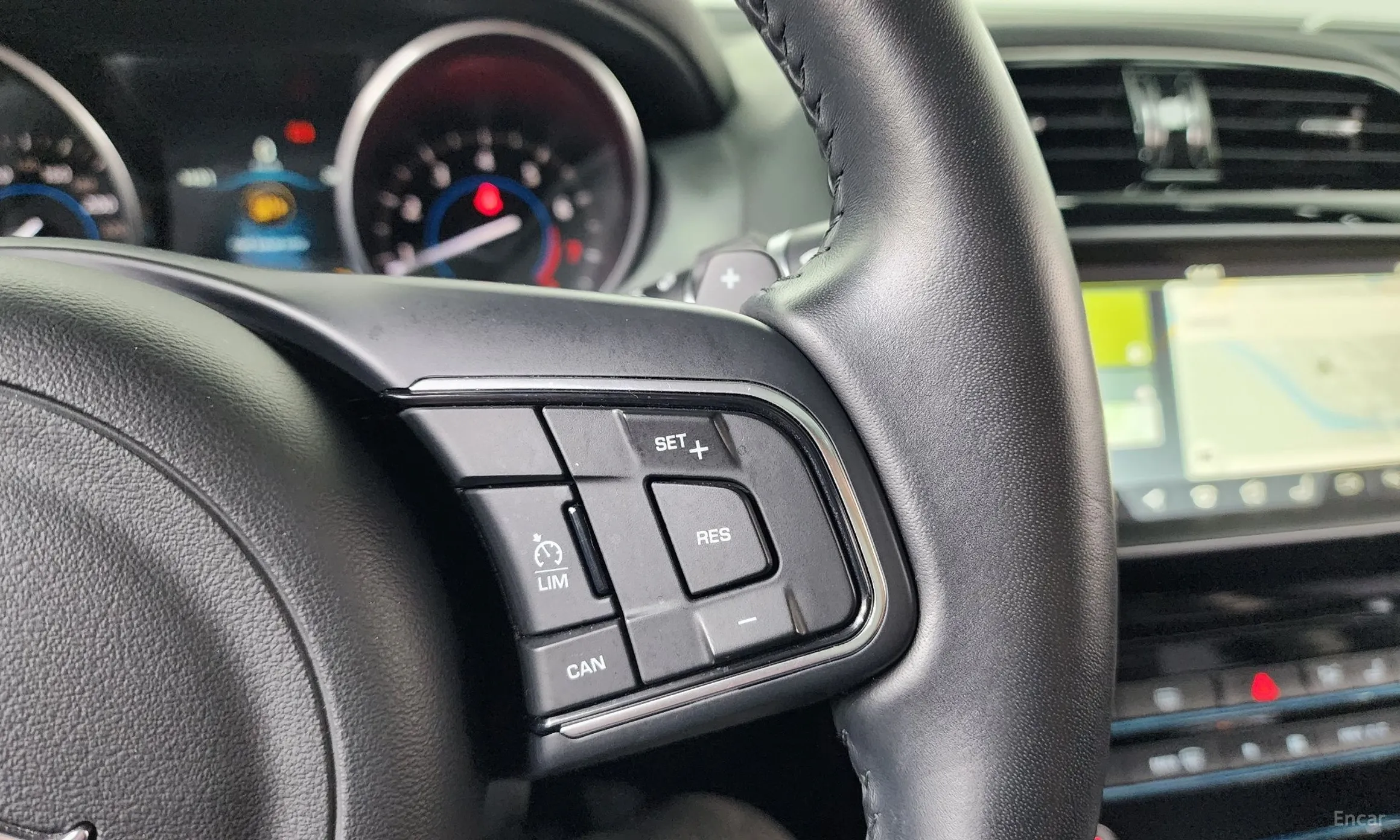Jaguar XE превью 18