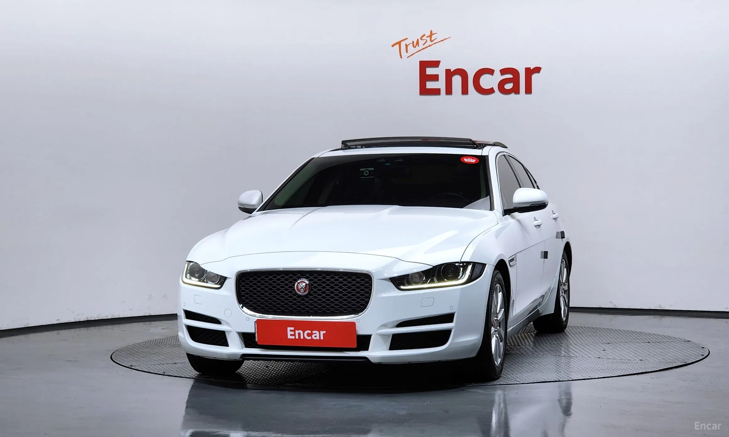 Jaguar XE превью 3
