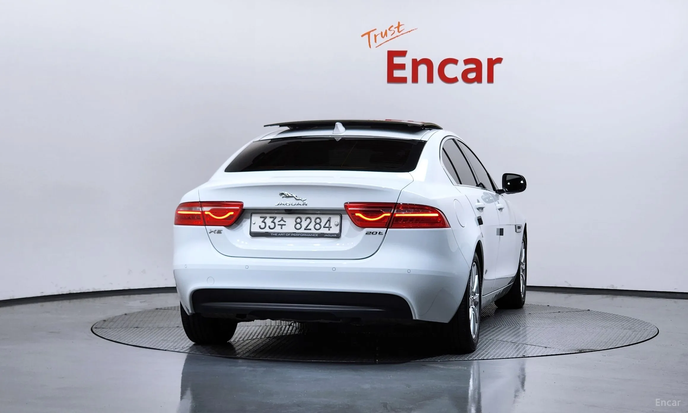 Jaguar XE превью 4