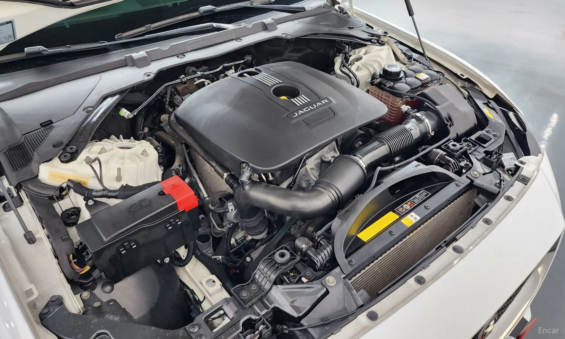 Jaguar XE превью 6
