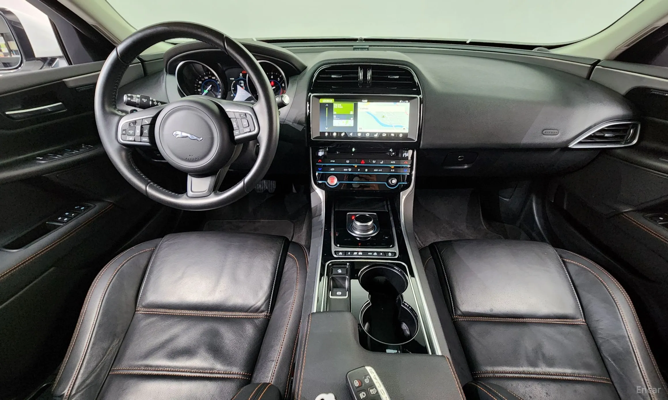 Jaguar XE превью 7