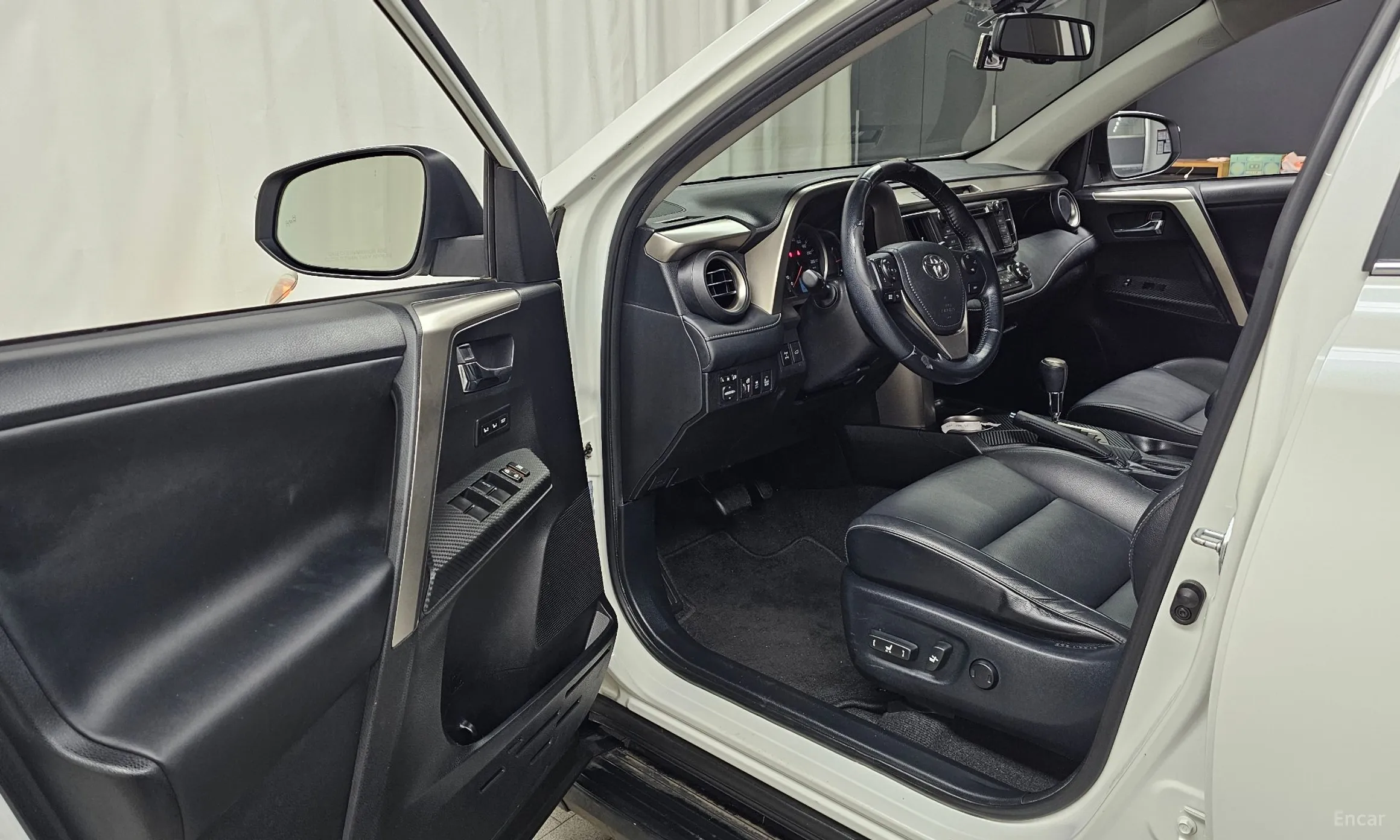 Toyota RAV4 превью 10