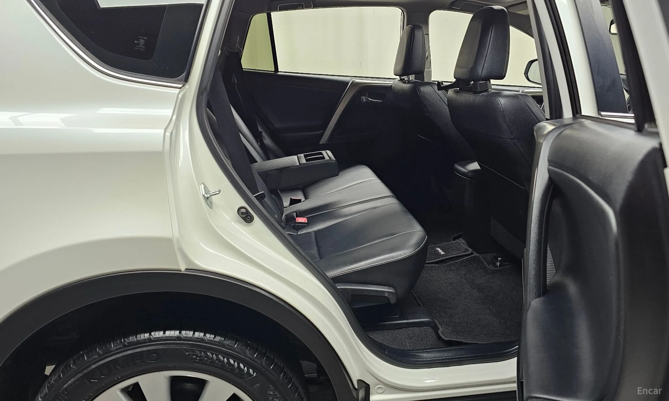 Toyota RAV4 превью 11