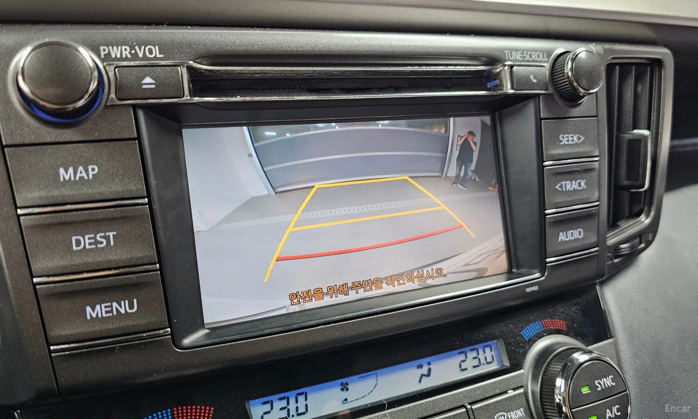 Toyota RAV4 превью 14