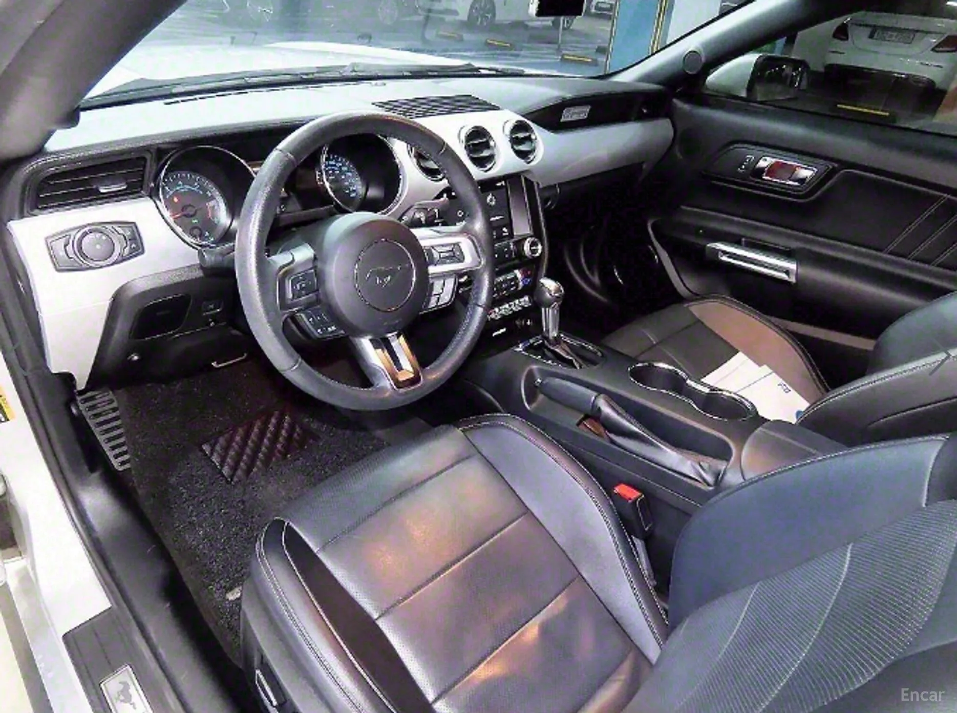 Ford Mustang превью 13