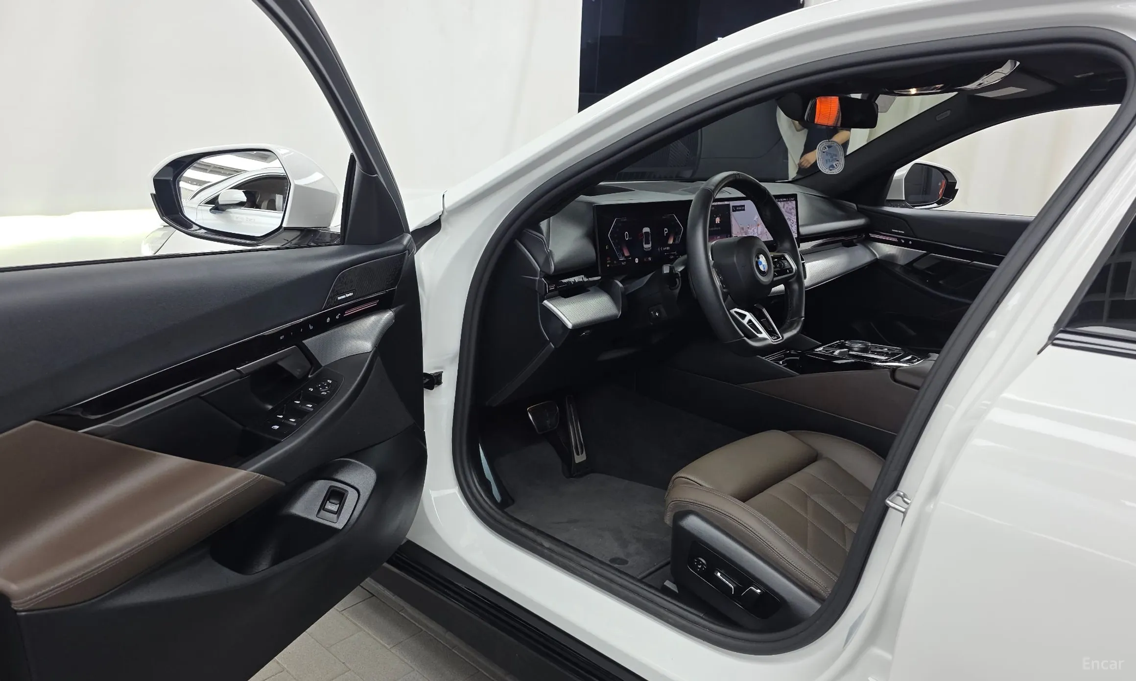 BMW 5 Series (G60) превью 10