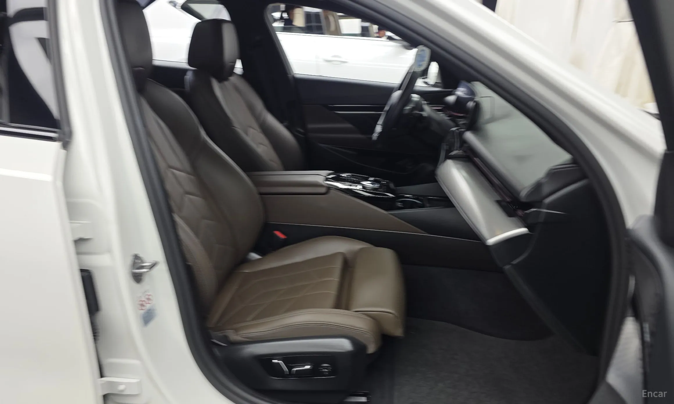 BMW 5 Series (G60) превью 11