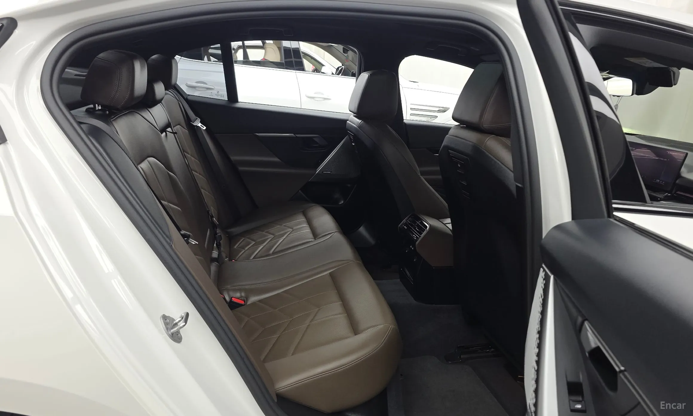 BMW 5 Series (G60) превью 12