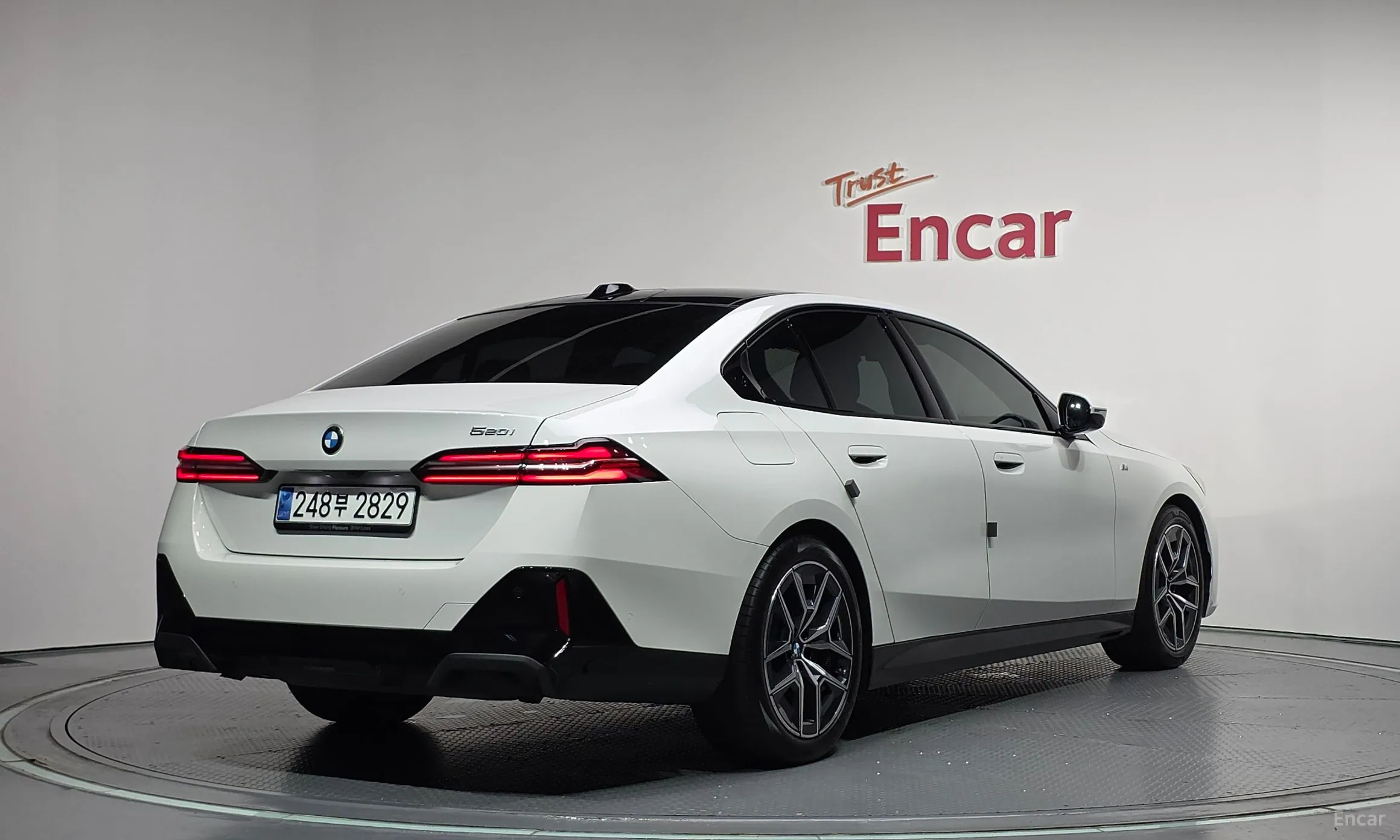 BMW 5 Series (G60) превью 2