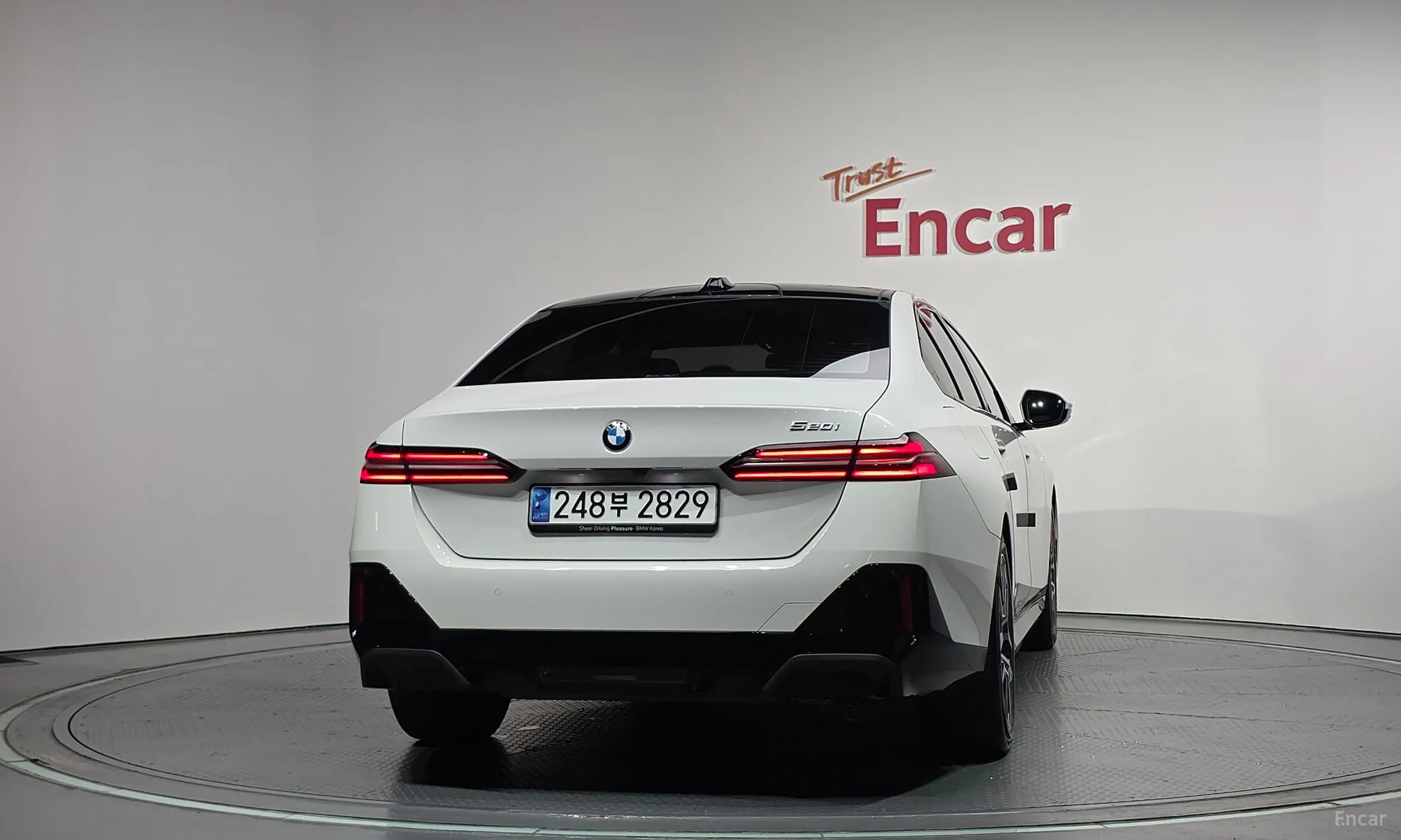 BMW 5 Series (G60) превью 4