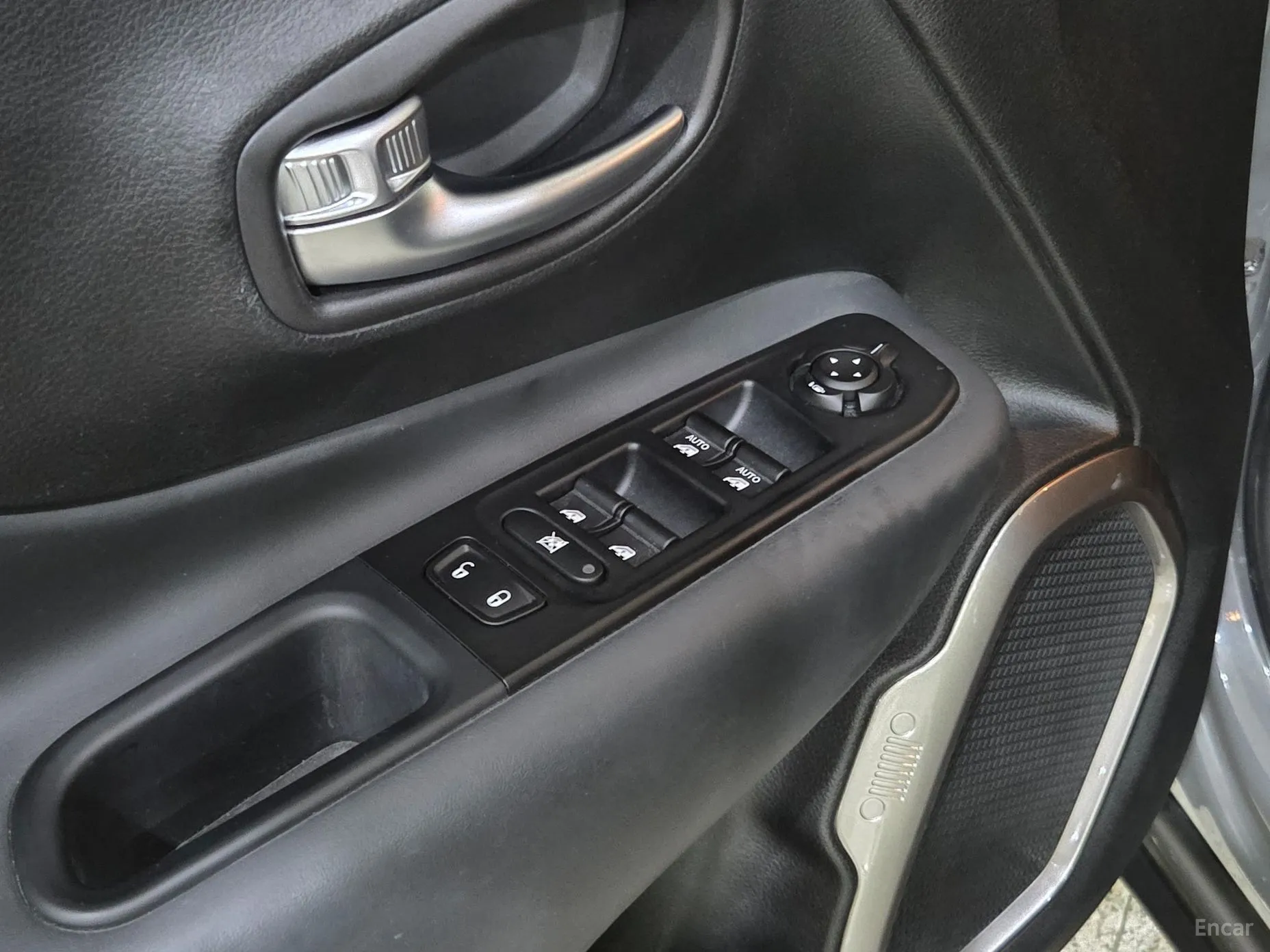 Jeep Renegade превью 15