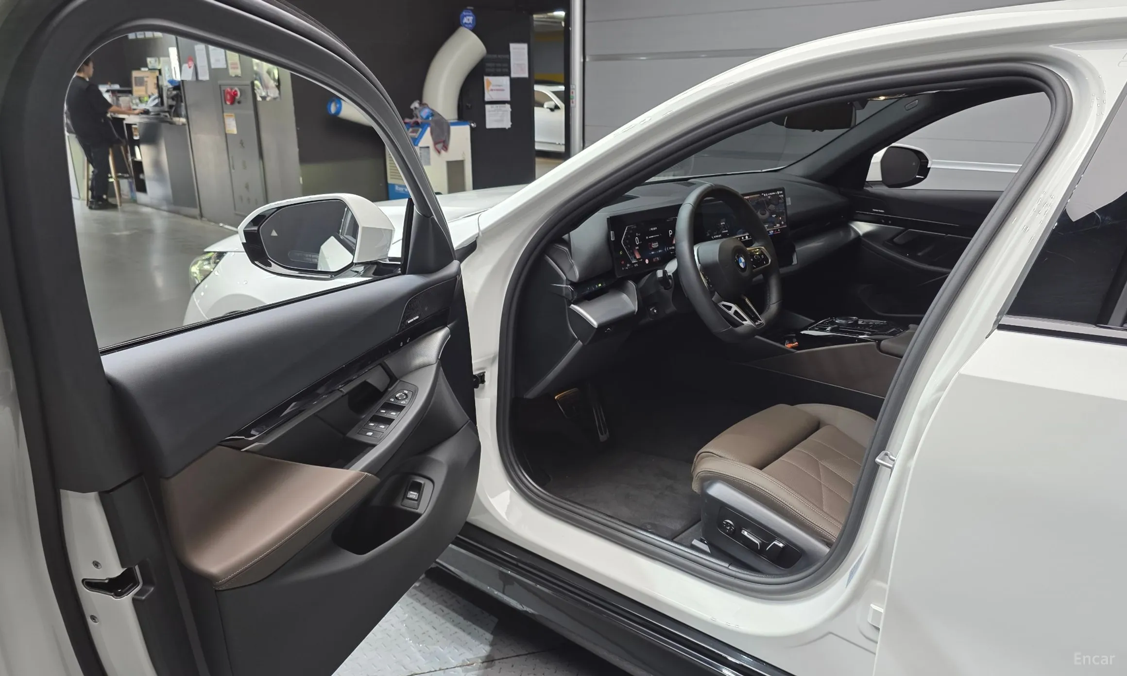 BMW 5 Series (G60) превью 10