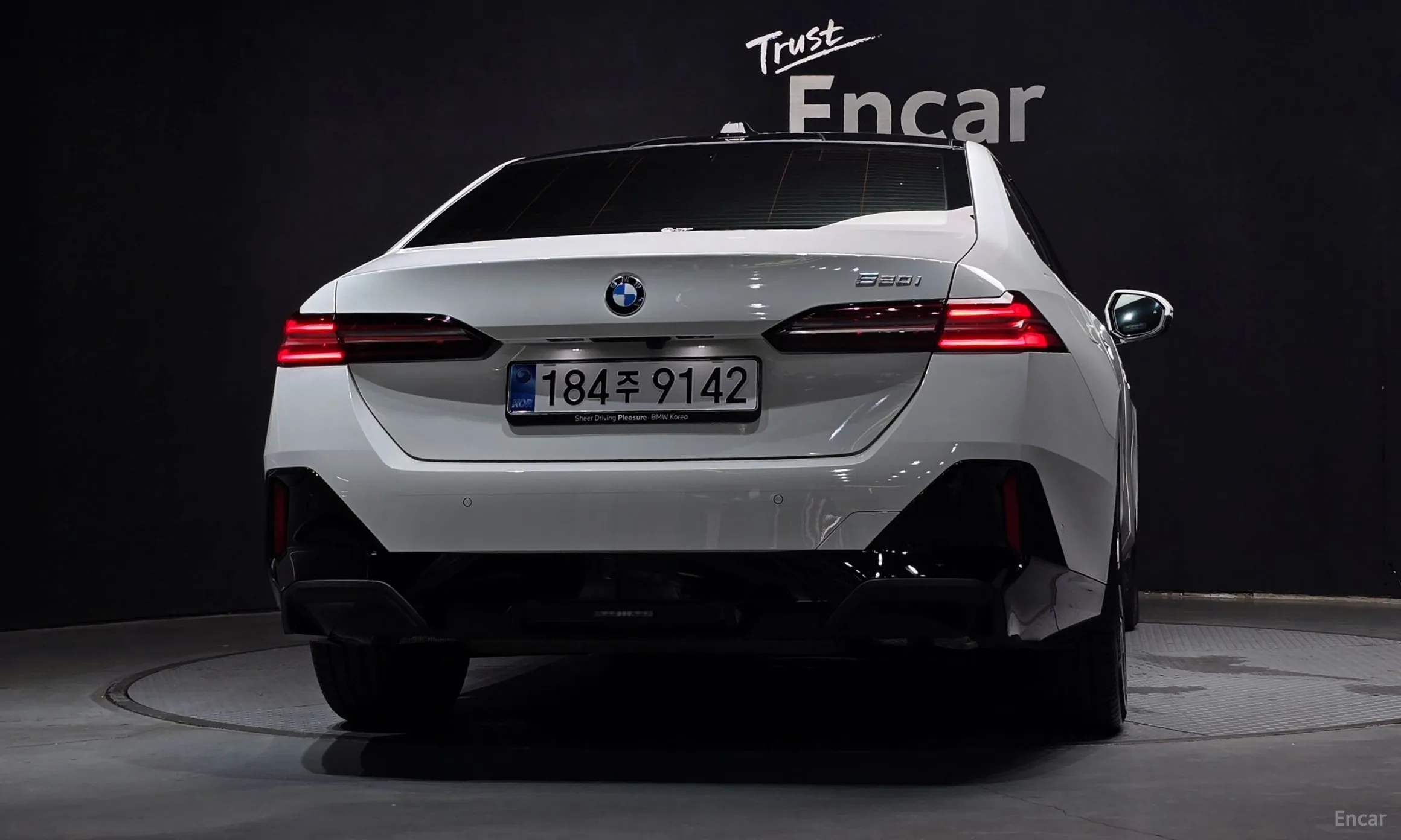 BMW 5 Series (G60) превью 4