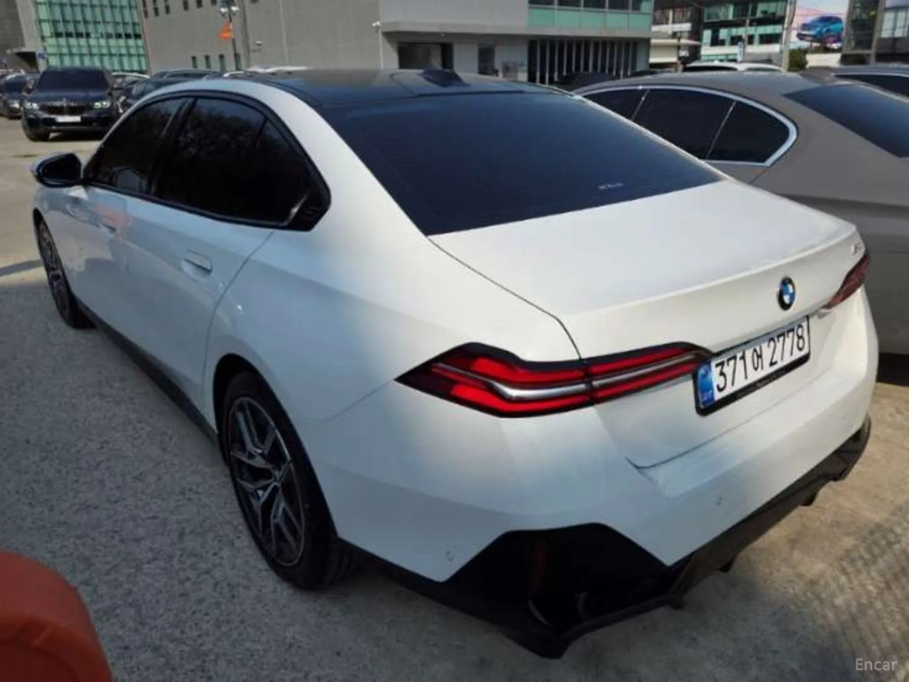 BMW 5 Series (G60) превью 3