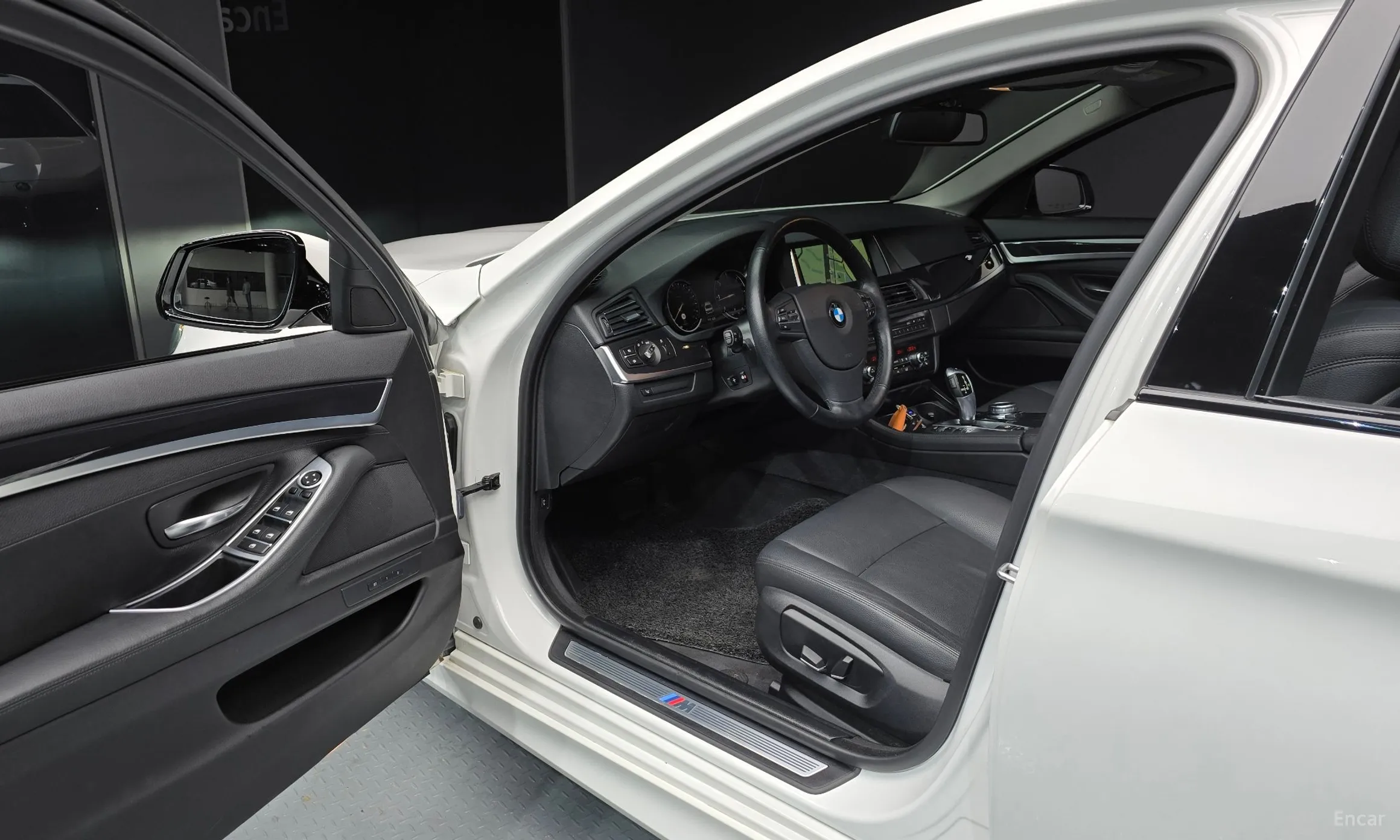 BMW 5 Series (F10) превью 10