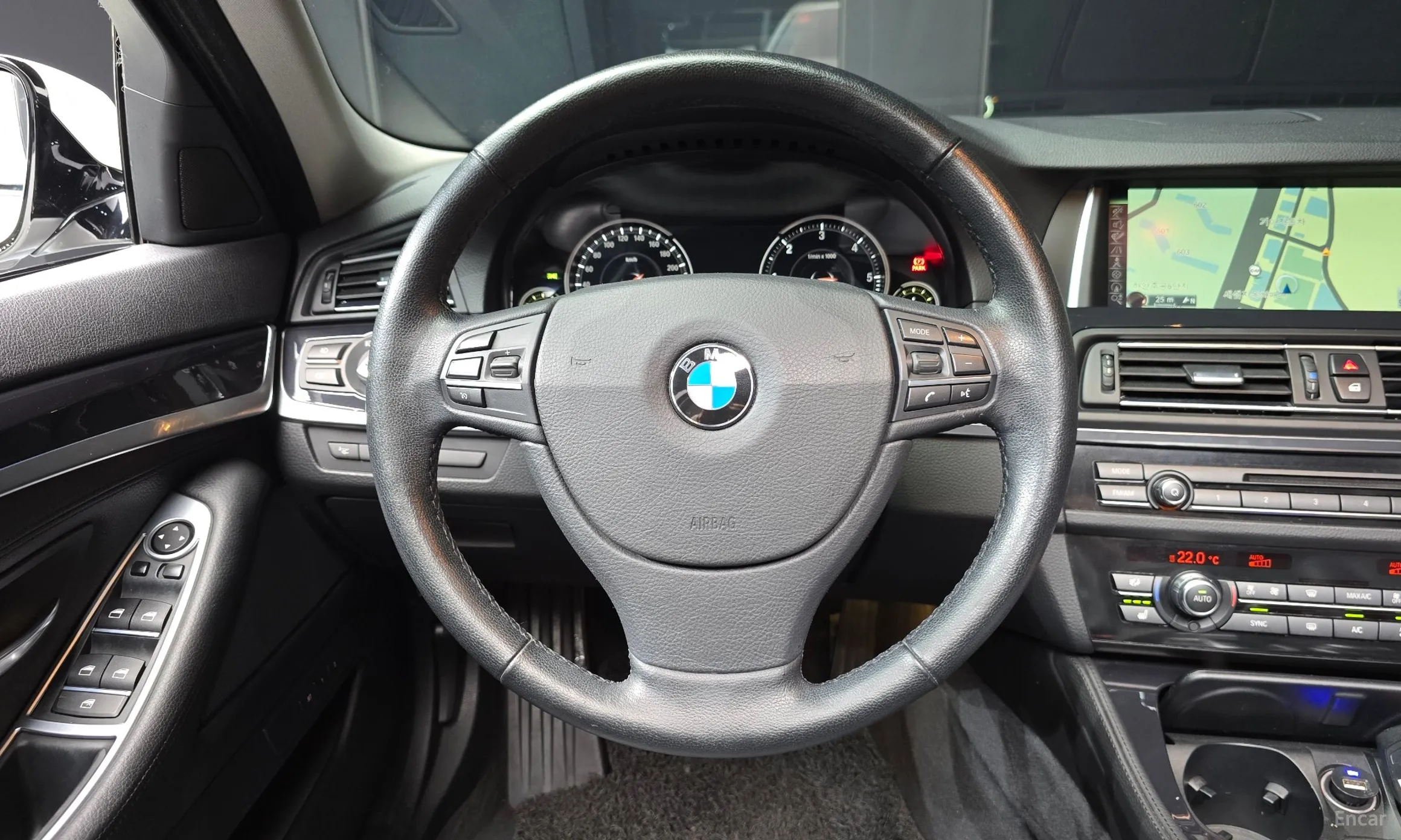 BMW 5 Series (F10) превью 13