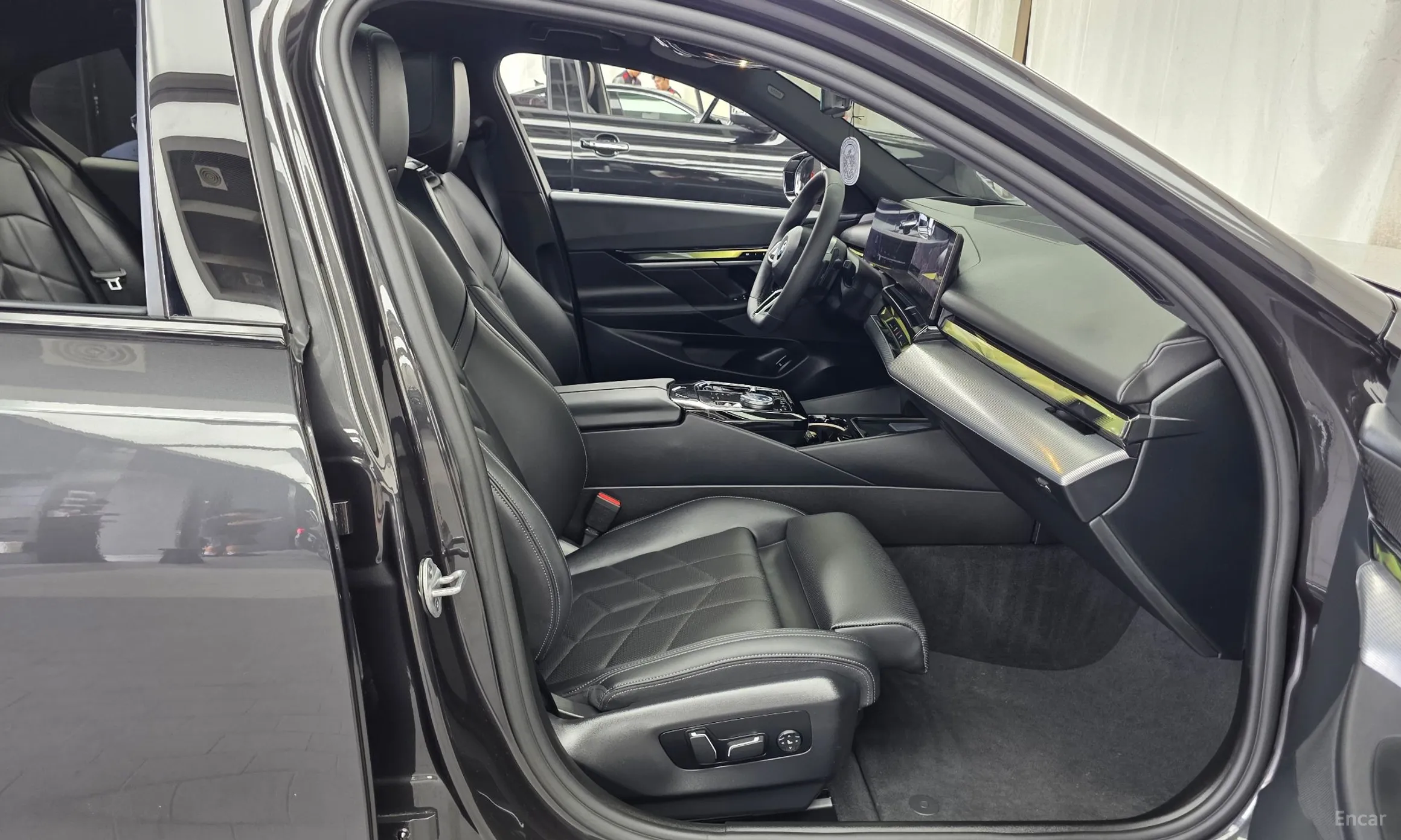 BMW 5 Series (G60) превью 11