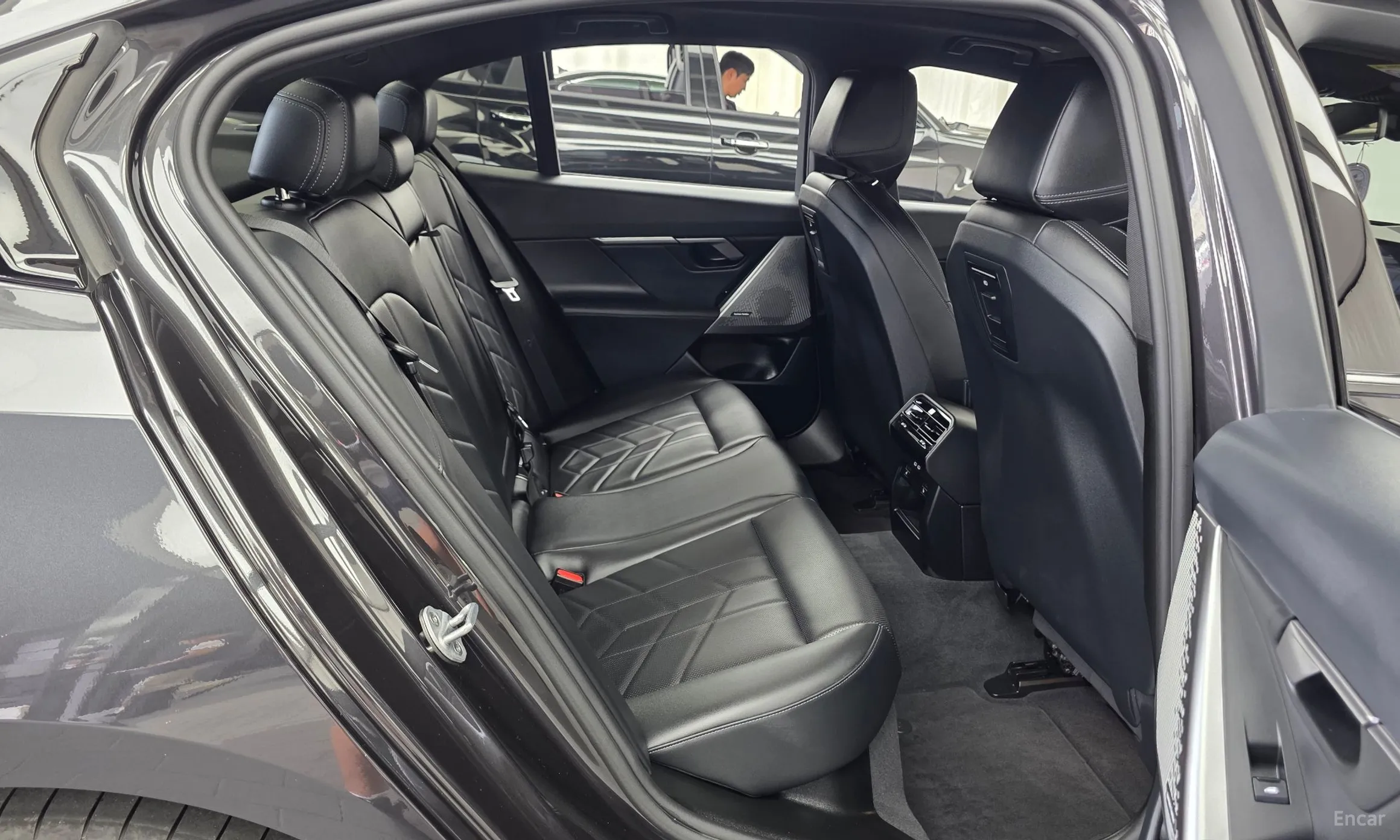 BMW 5 Series (G60) превью 12