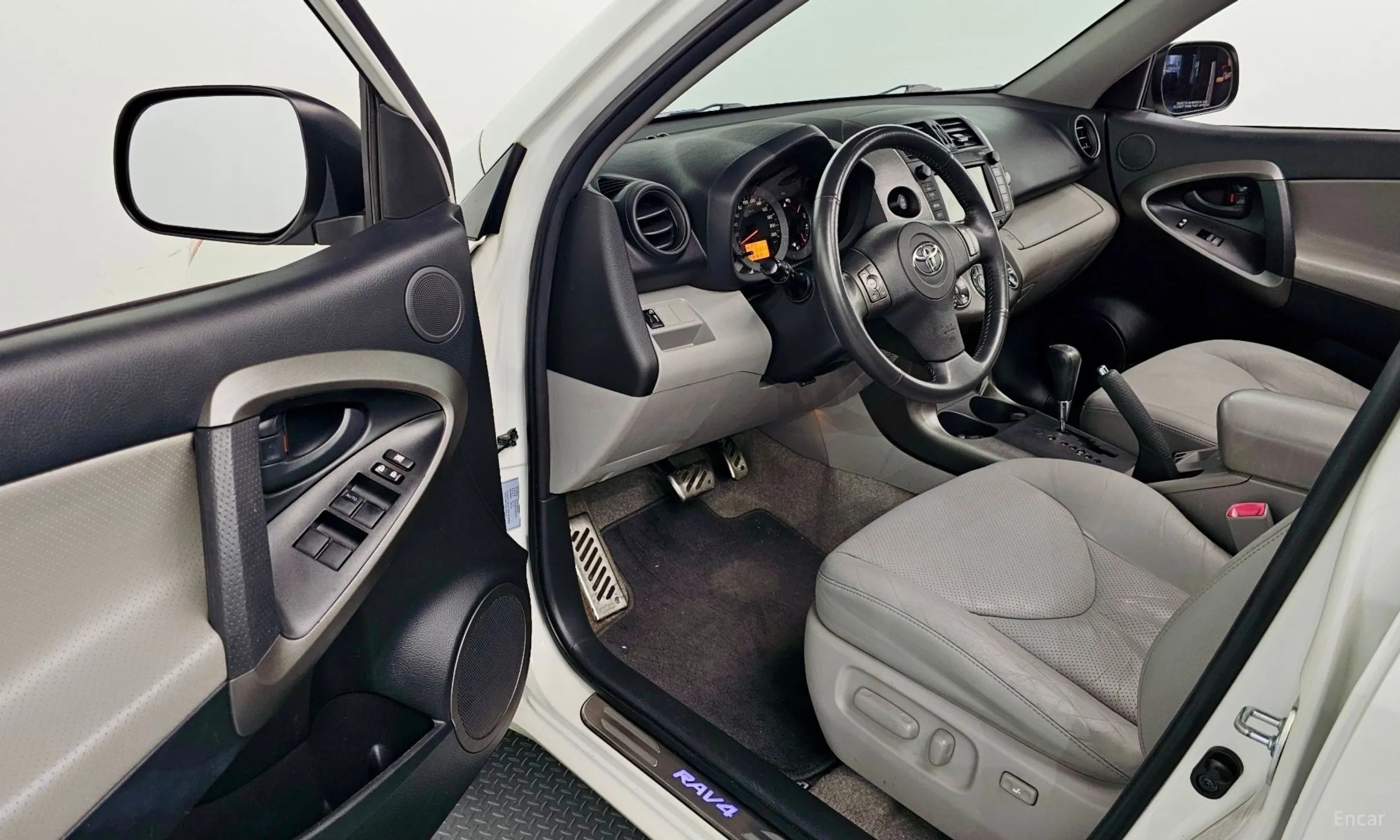 Toyota RAV4 превью 10