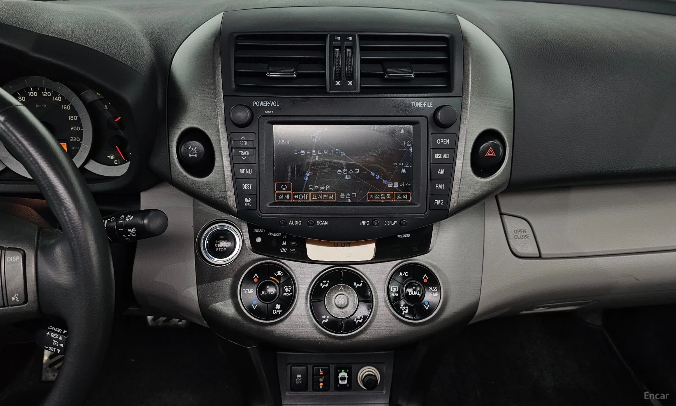 Toyota RAV4 превью 13