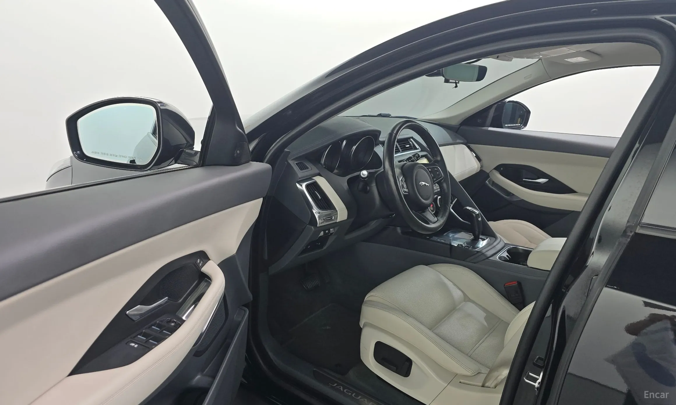 Jaguar E-PACE превью 10