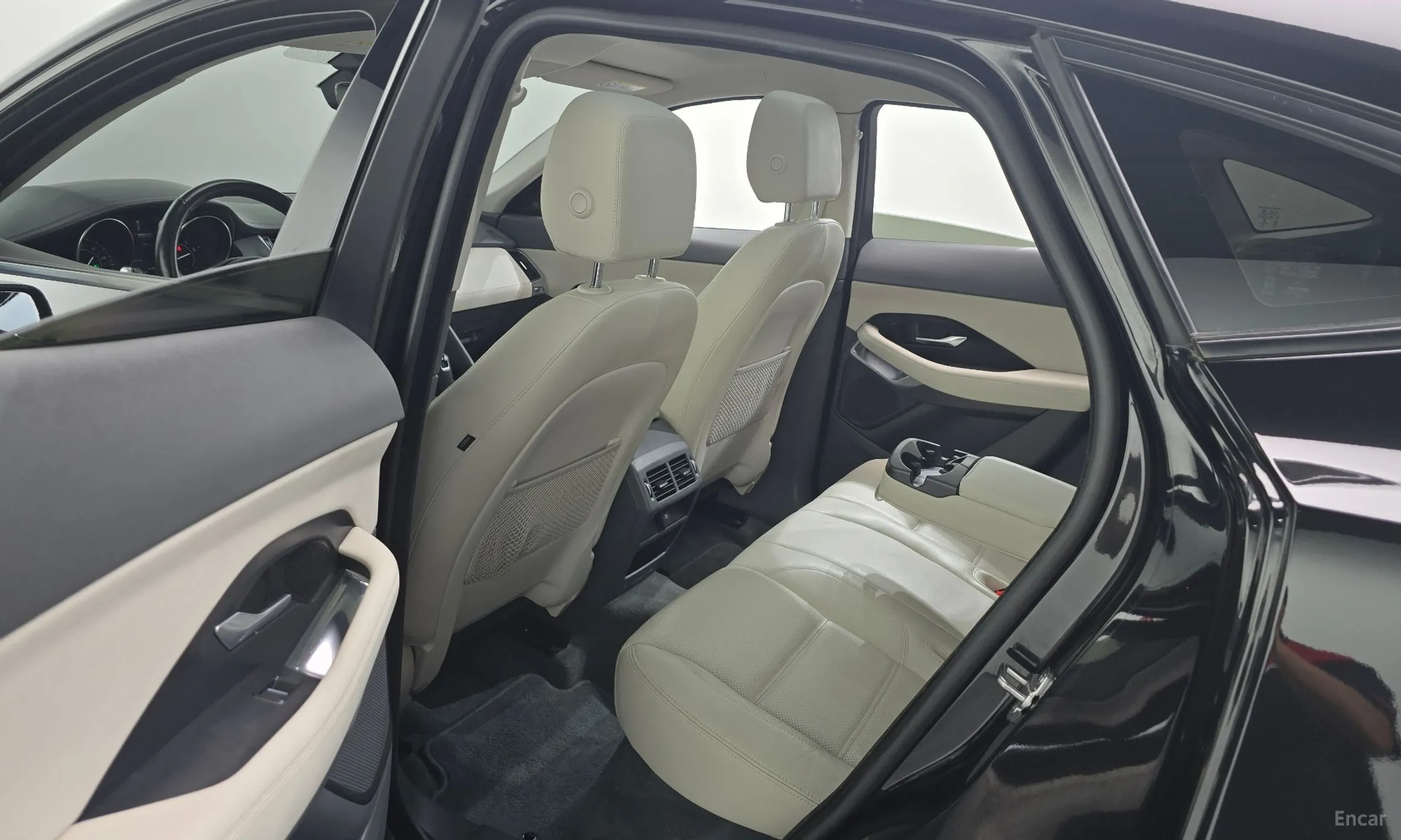 Jaguar E-PACE превью 12