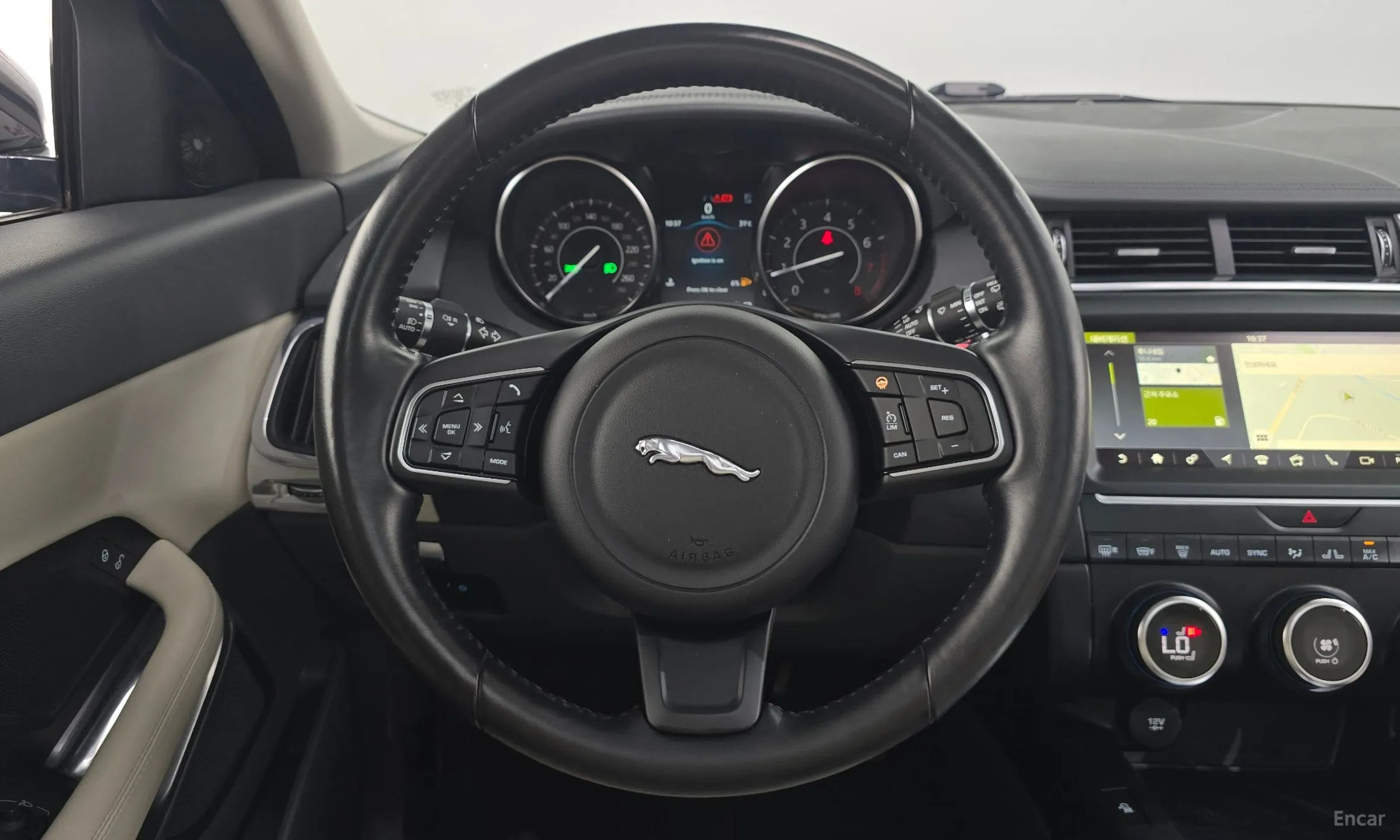 Jaguar E-PACE превью 14