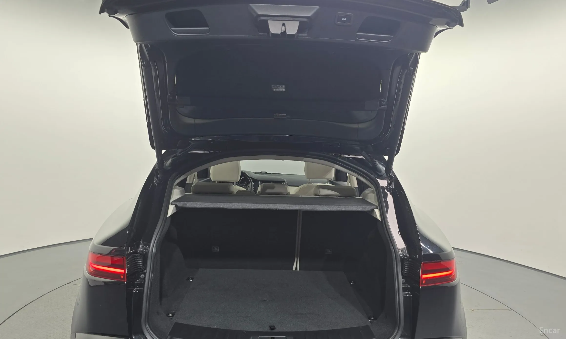 Jaguar E-PACE превью 19