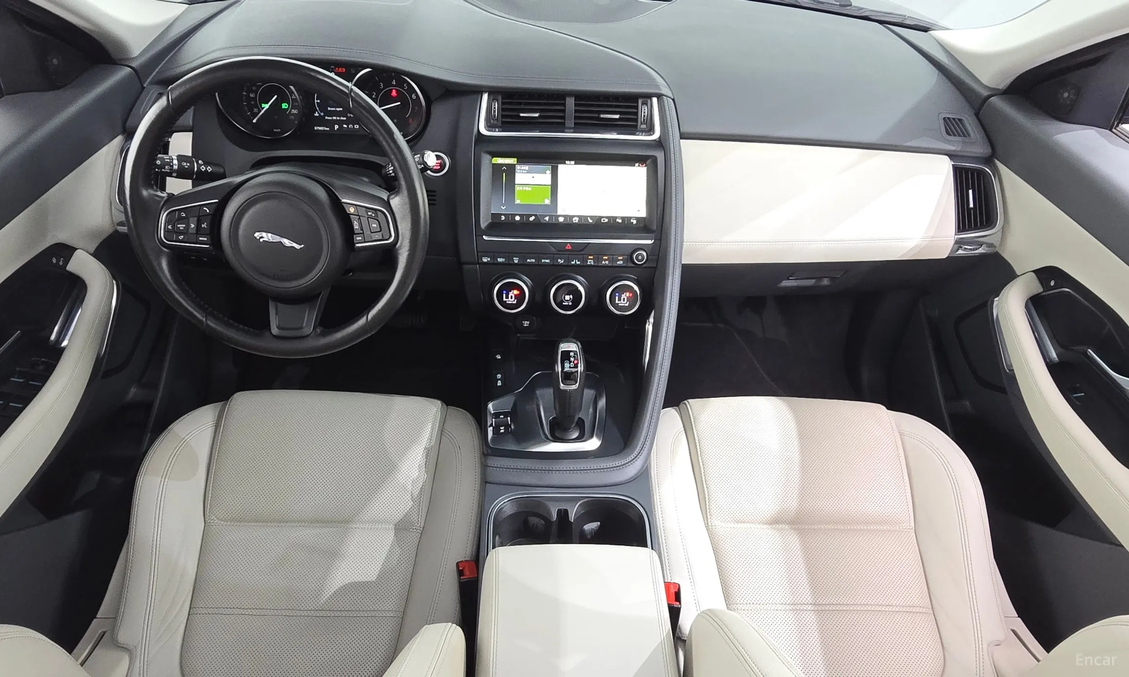 Jaguar E-PACE превью 7