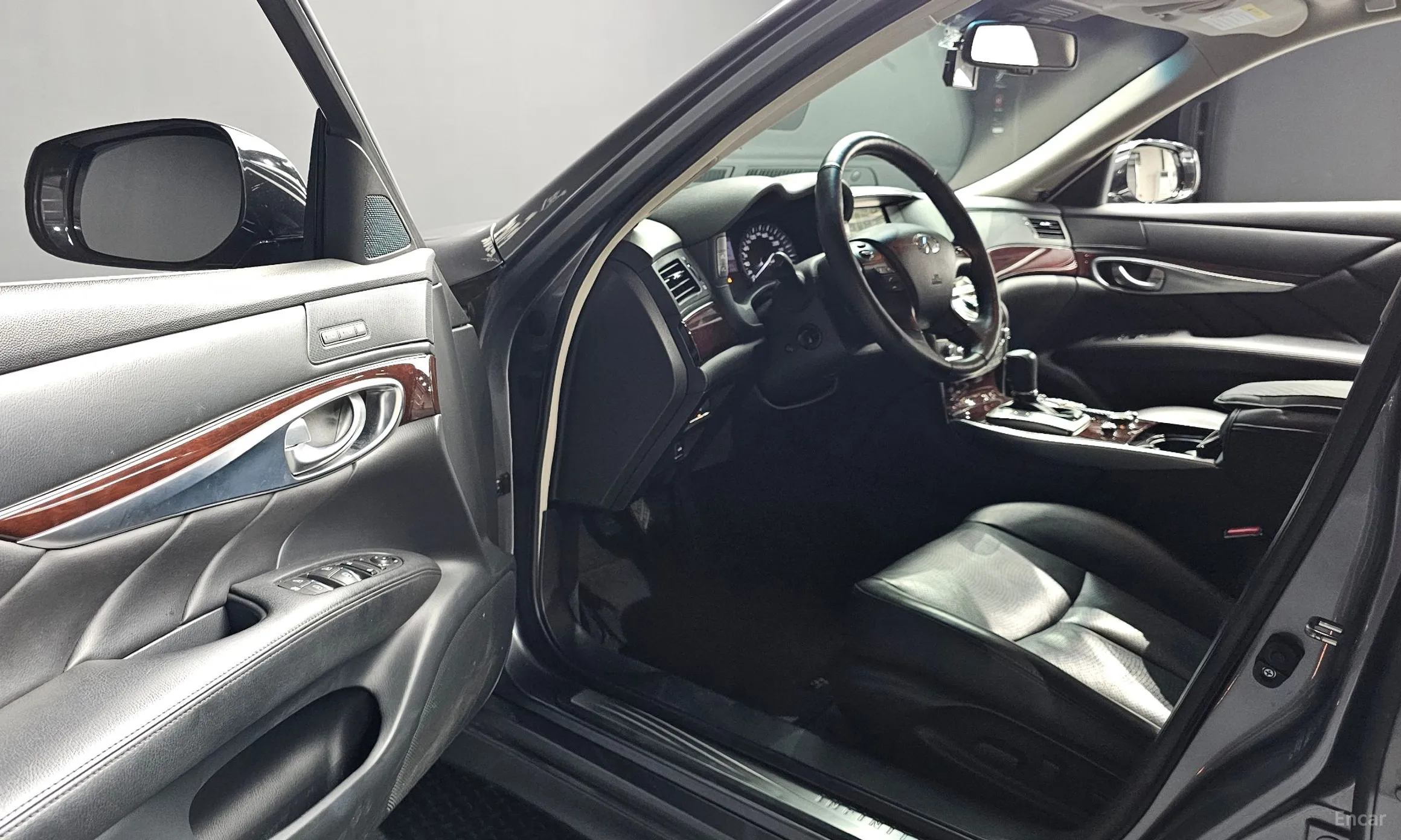 Infiniti Q70 превью 10