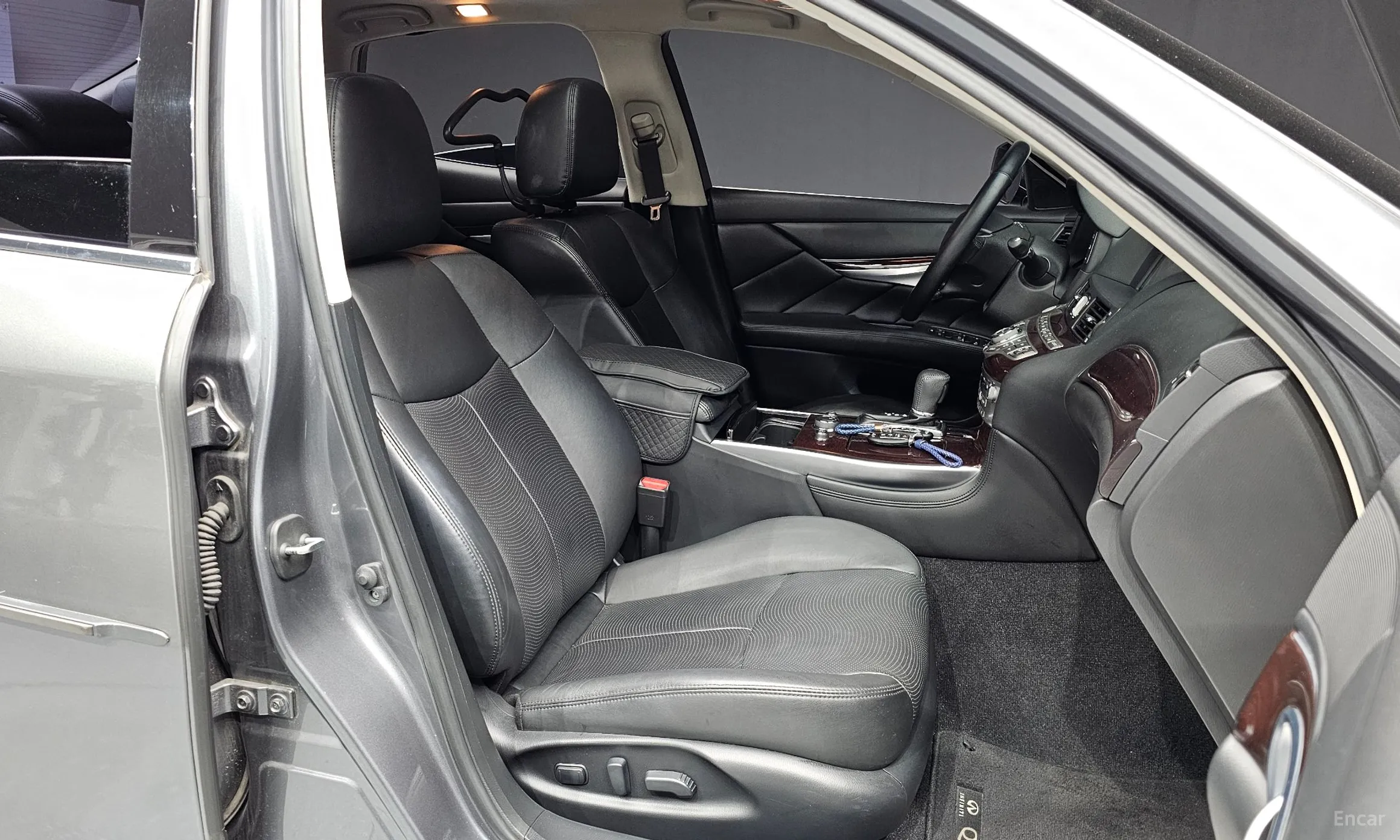 Infiniti Q70 превью 11