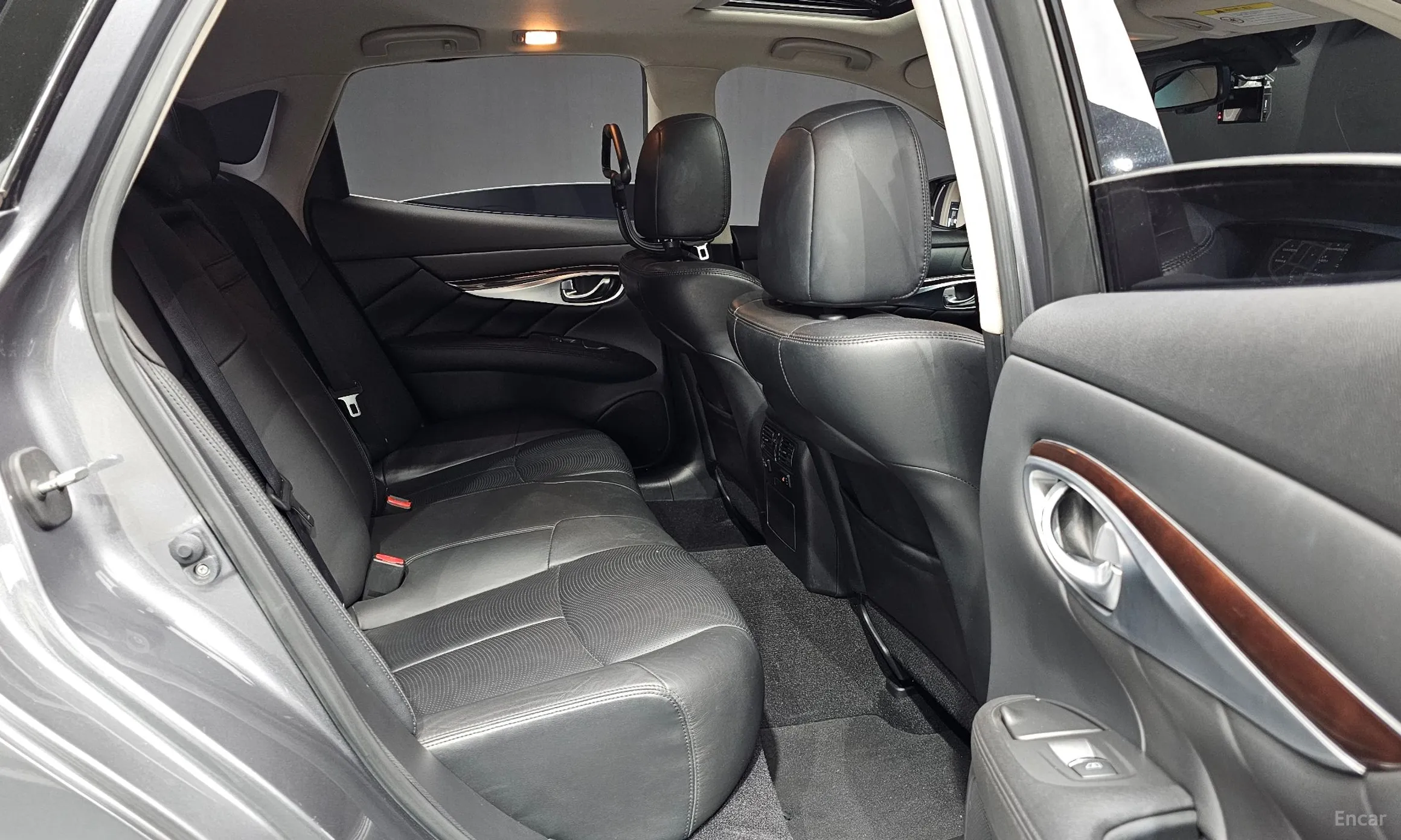 Infiniti Q70 превью 12