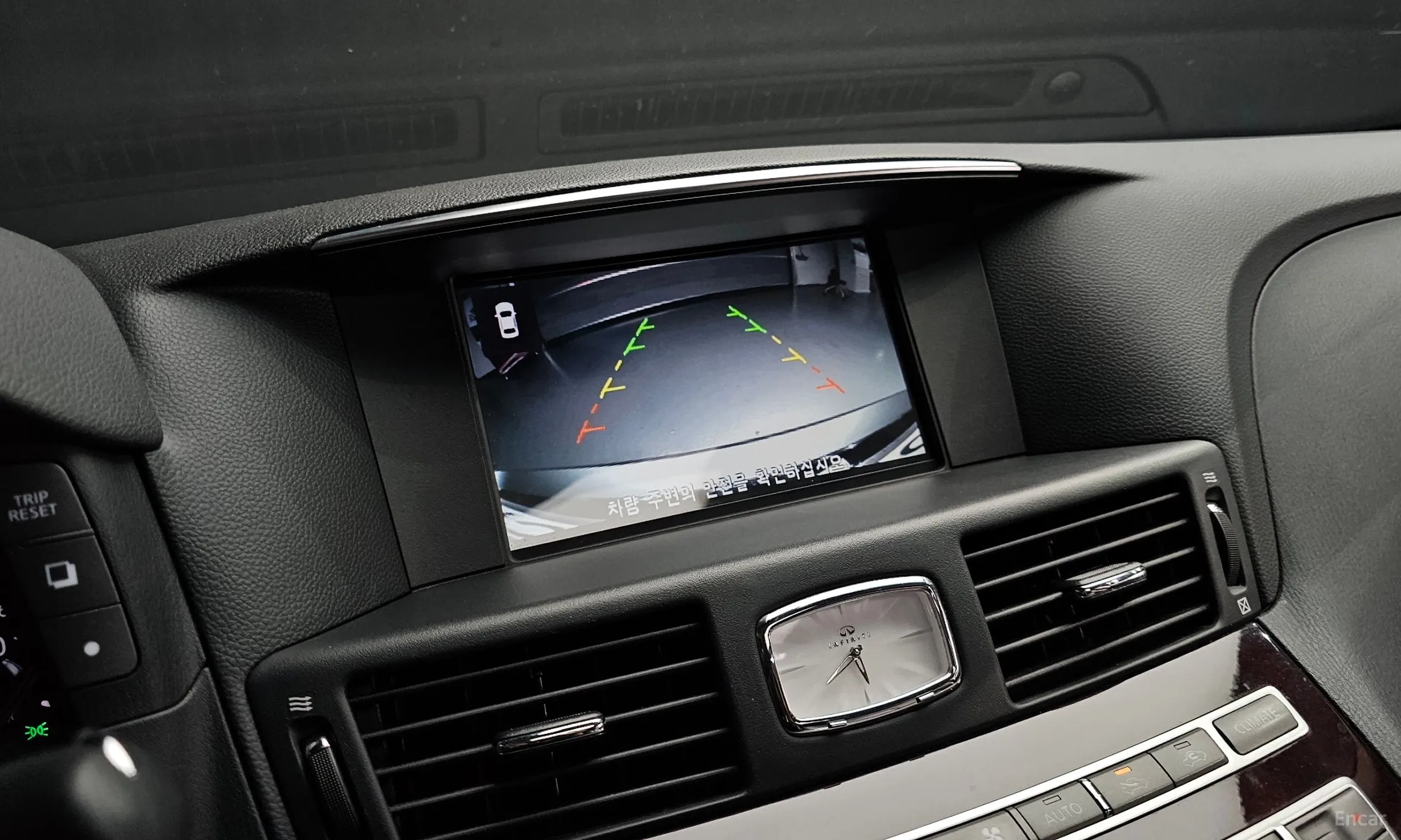 Infiniti Q70 превью 15