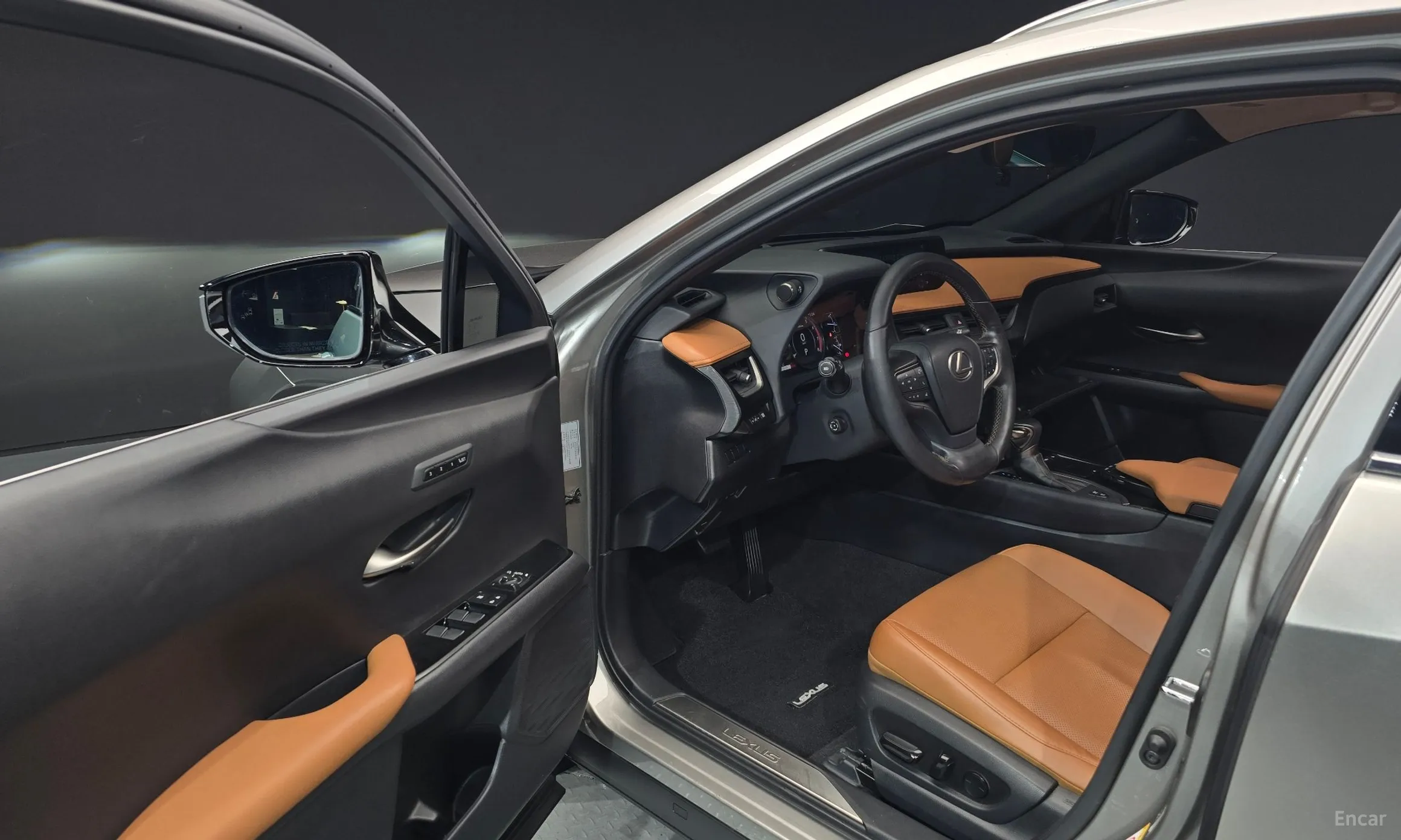 Lexus UX250h превью 10