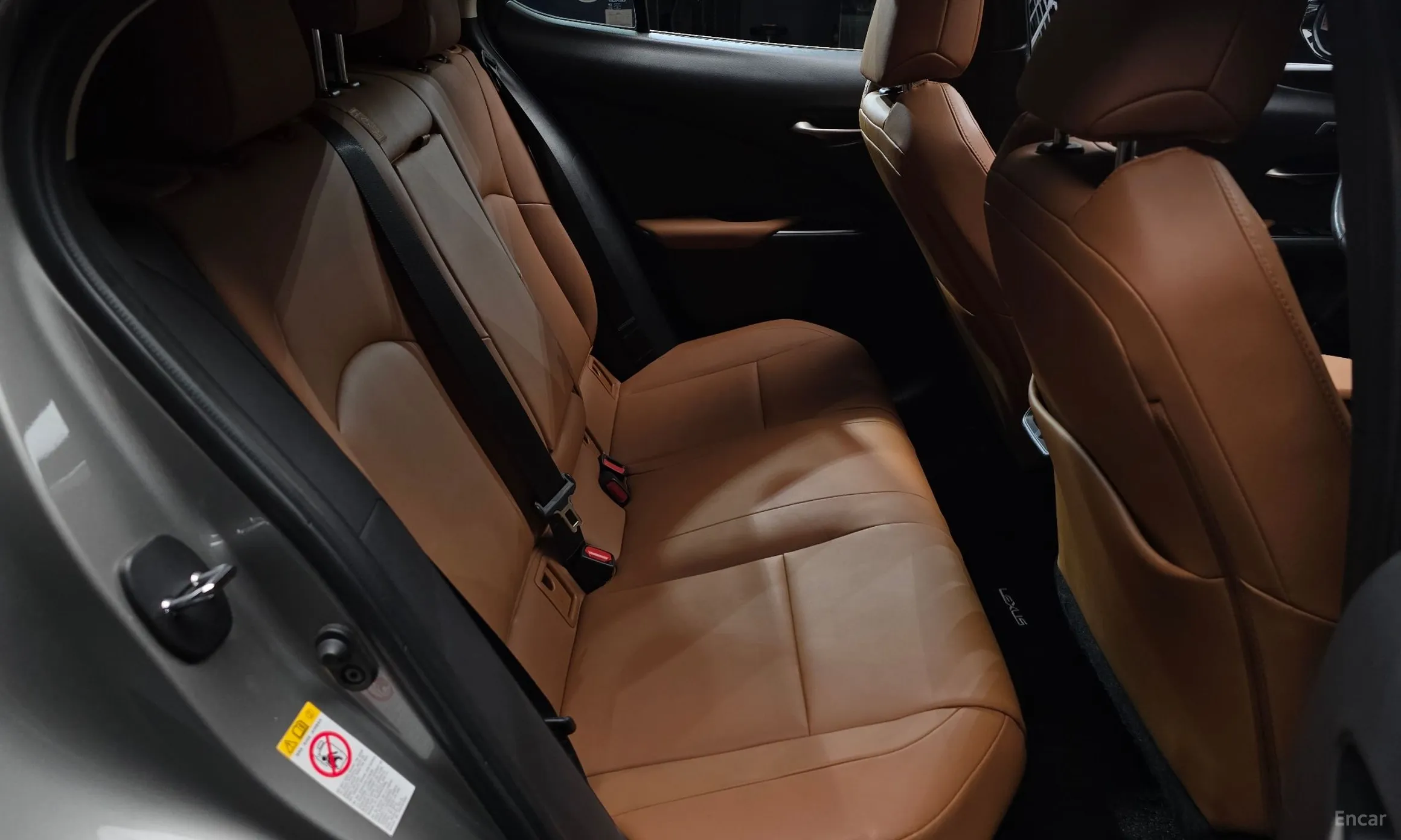 Lexus UX250h превью 11