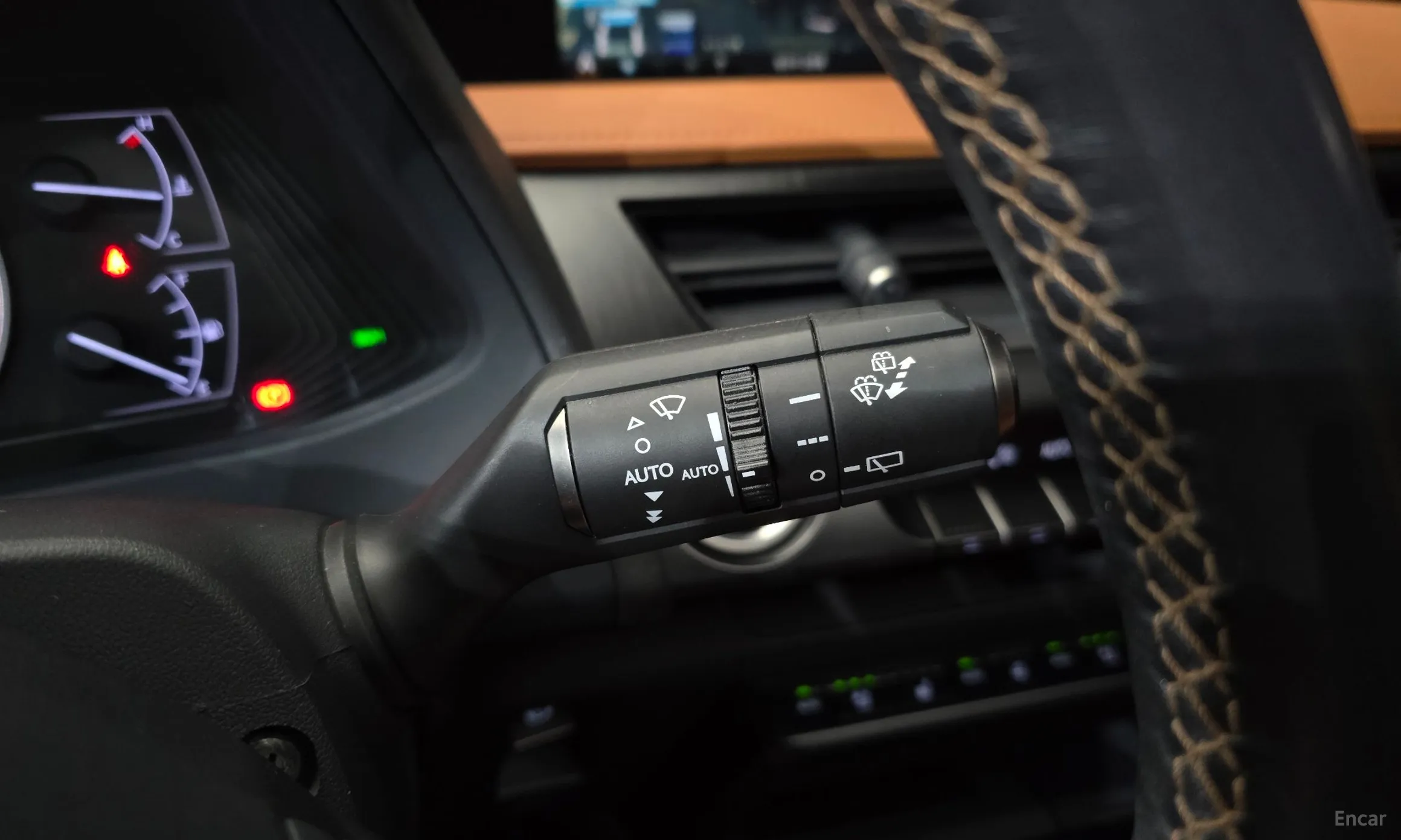 Lexus UX250h превью 16