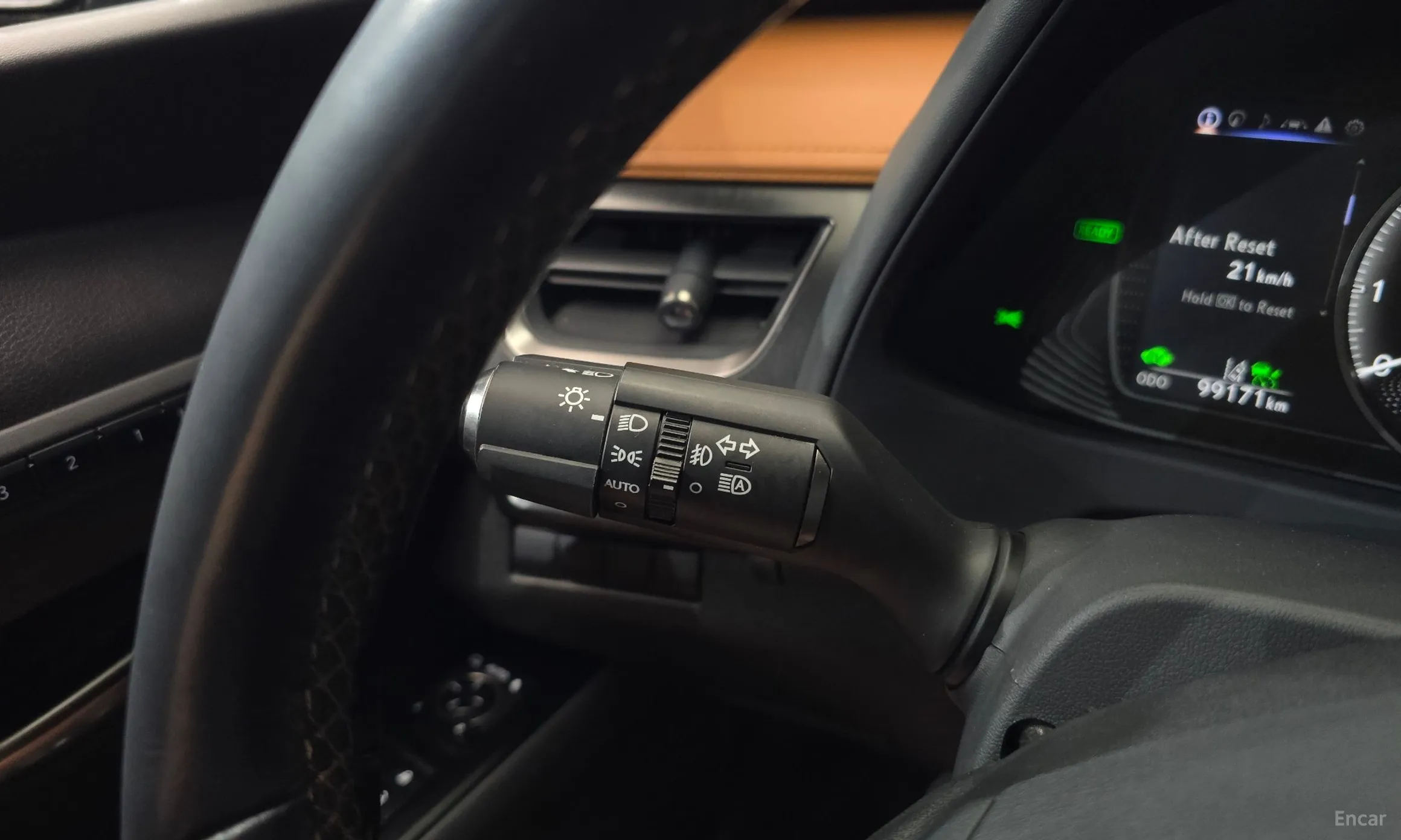 Lexus UX250h превью 18