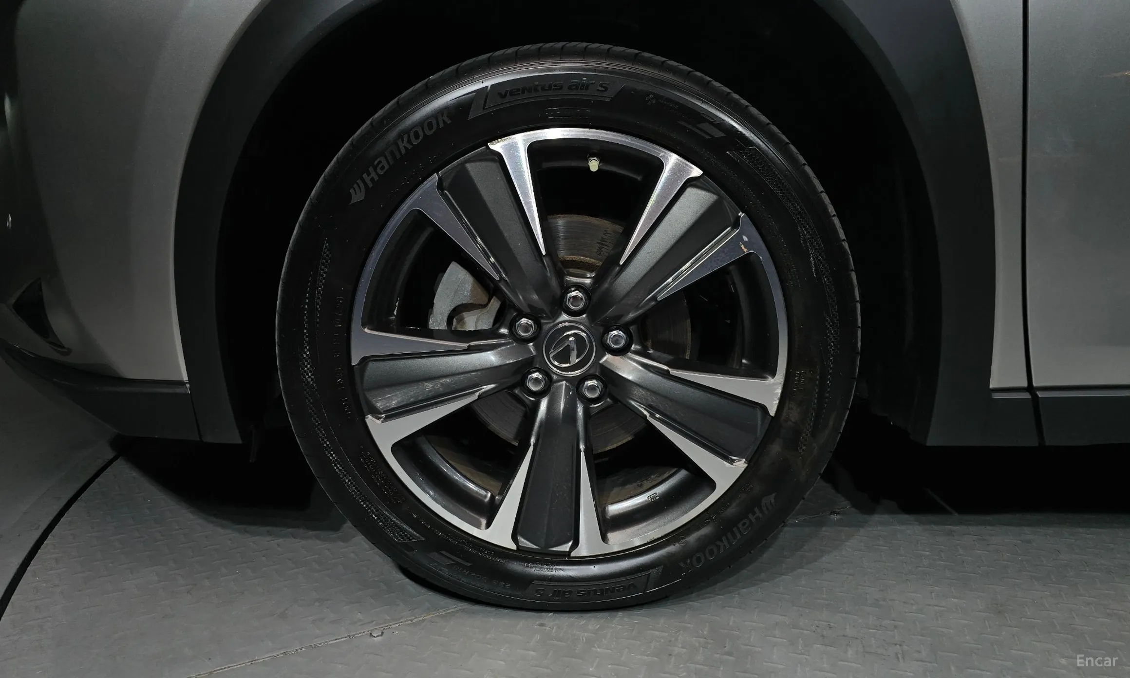 Lexus UX250h превью 5