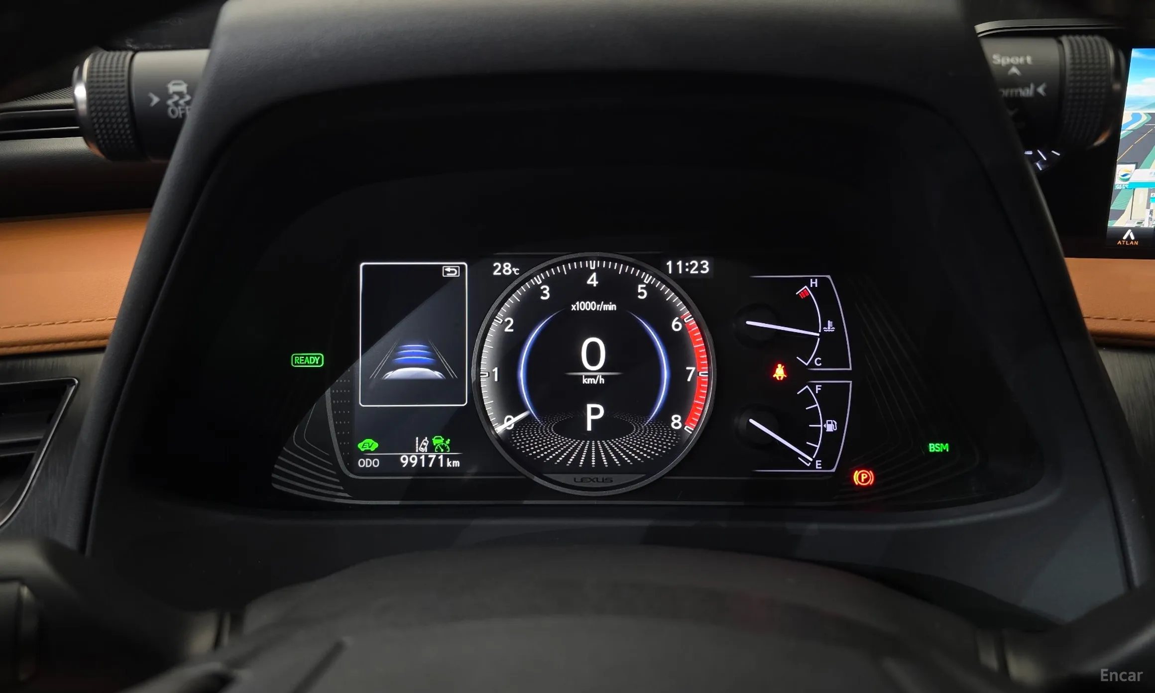 Lexus UX250h превью 8