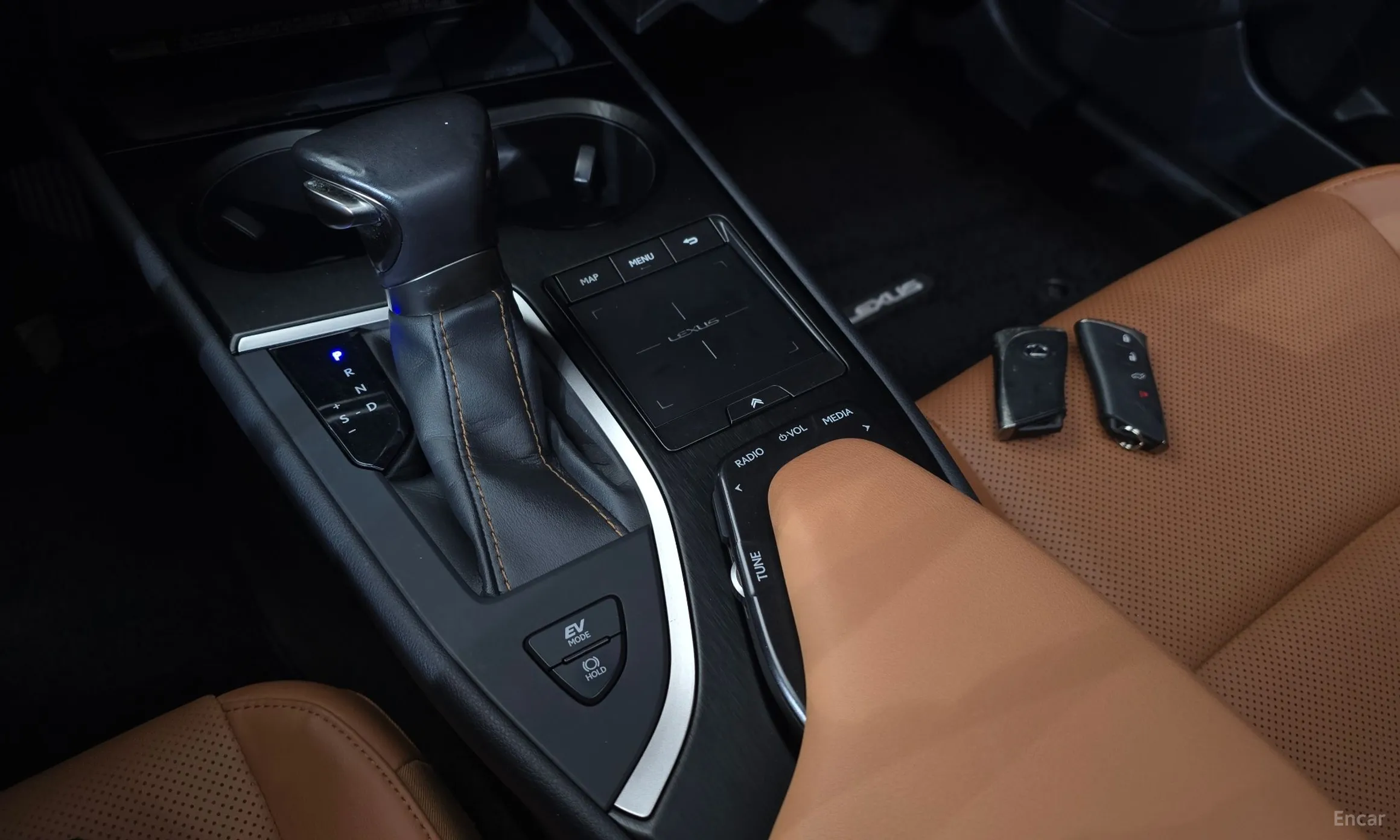 Lexus UX250h превью 9