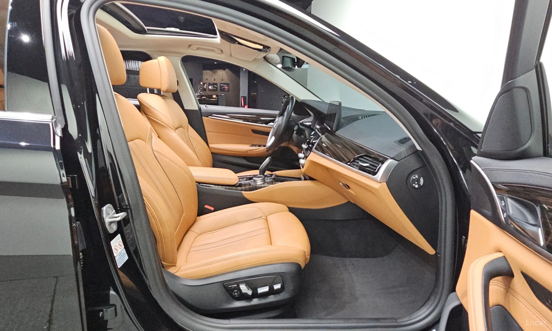 BMW 5 Series (G30) превью 12