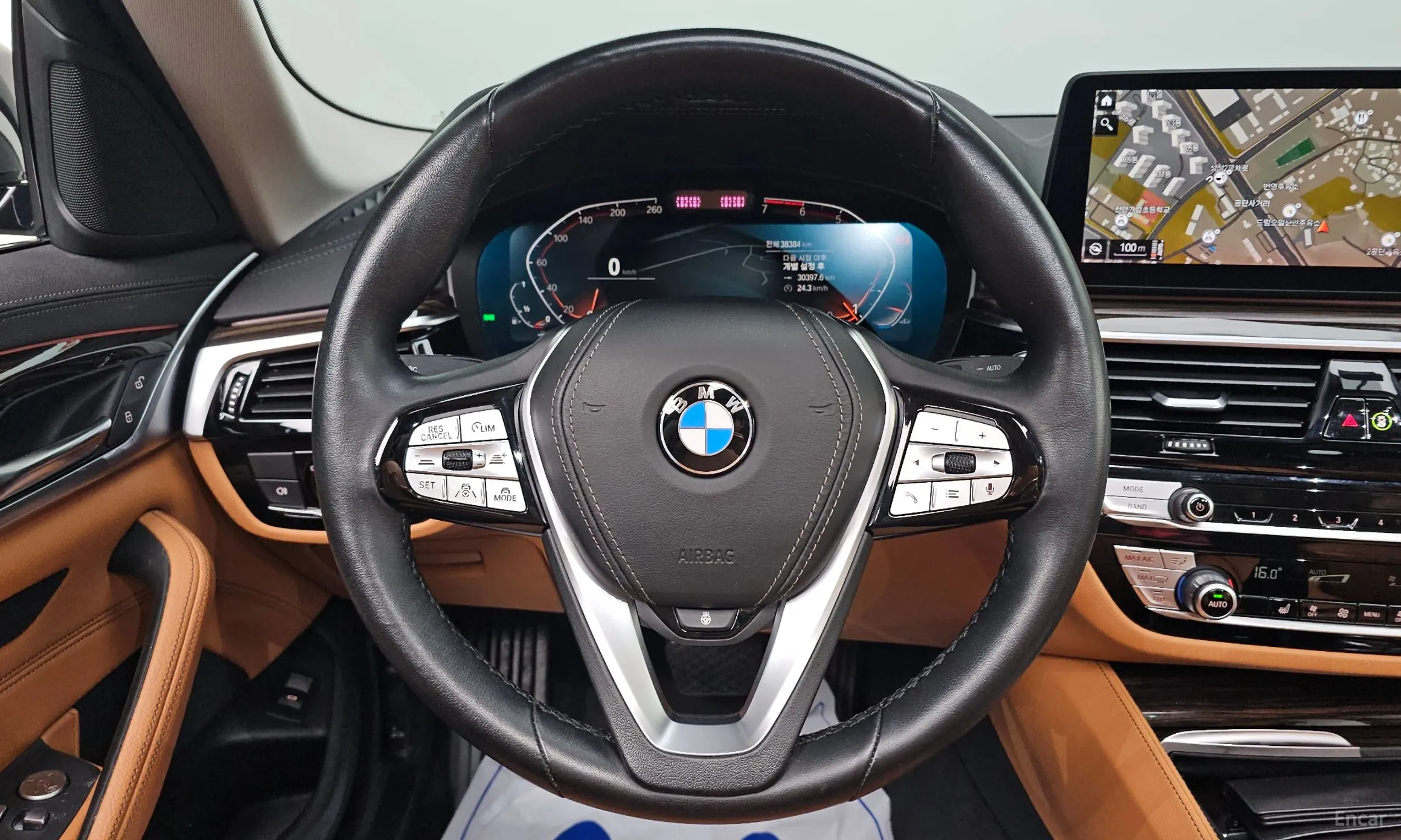 BMW 5 Series (G30) превью 14