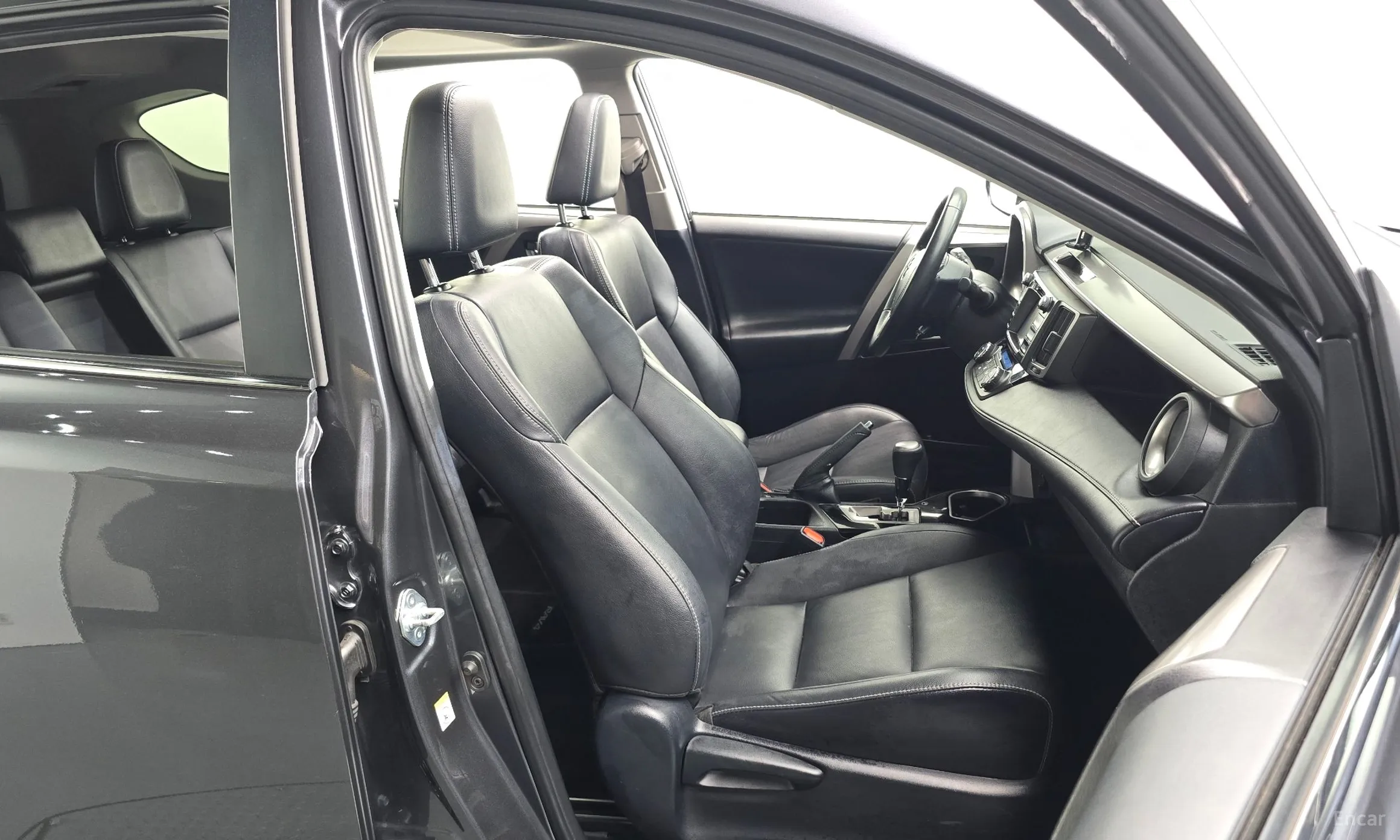 Toyota RAV4 превью 12