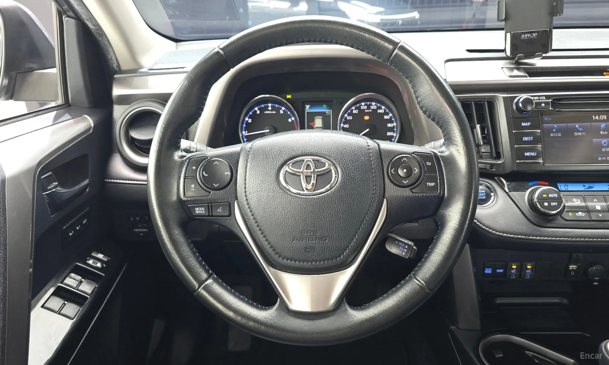 Toyota RAV4 превью 13