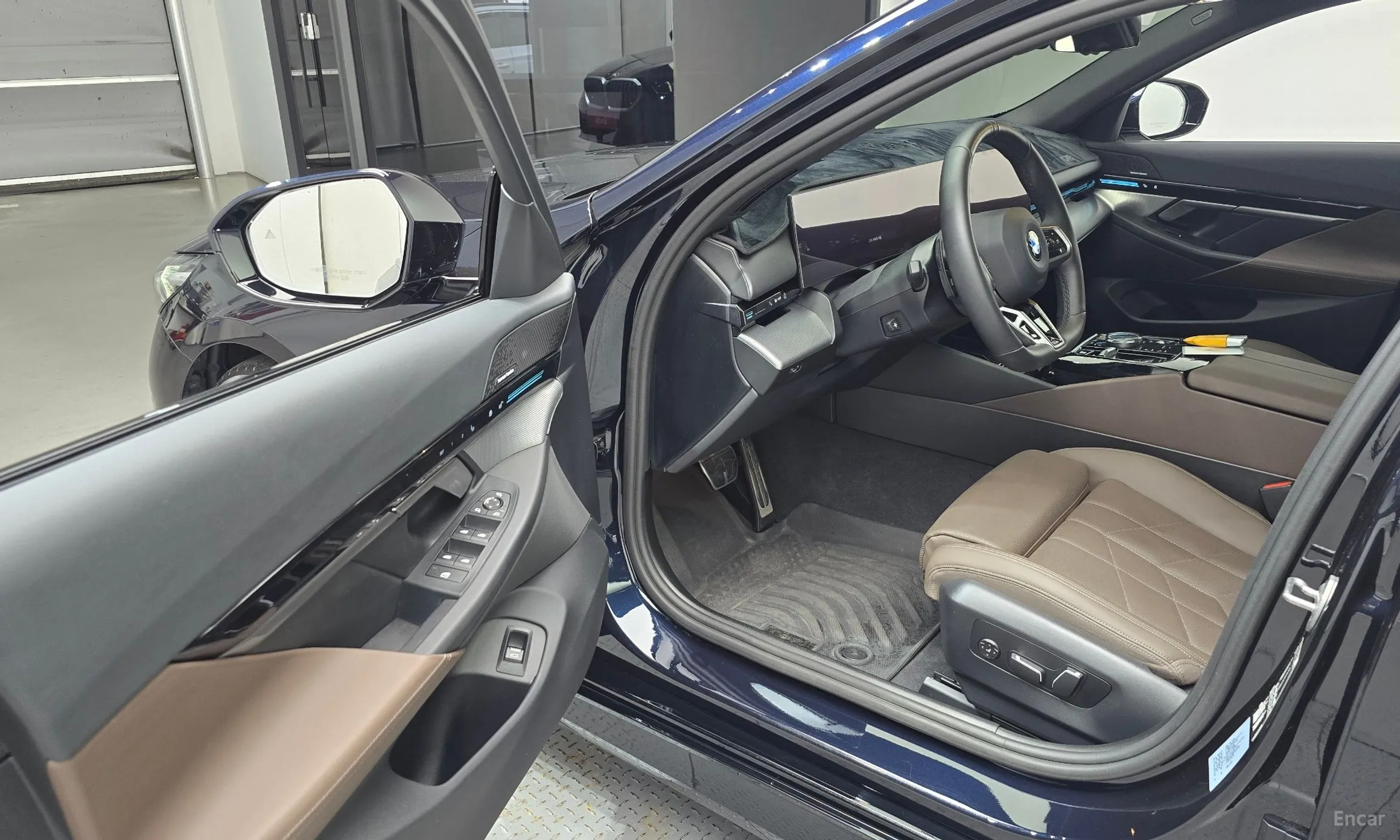 BMW 5 Series (G60) превью 10